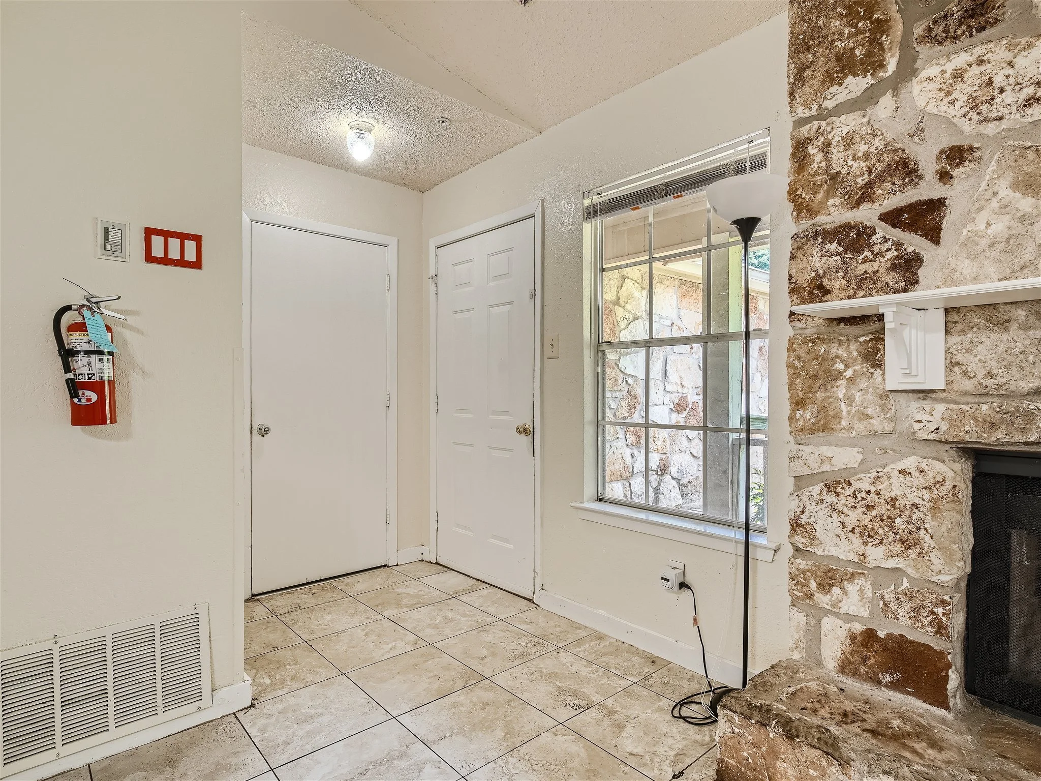 2214 Lear Ln - MLS Sized - 005 - 06 Foyer.jpg