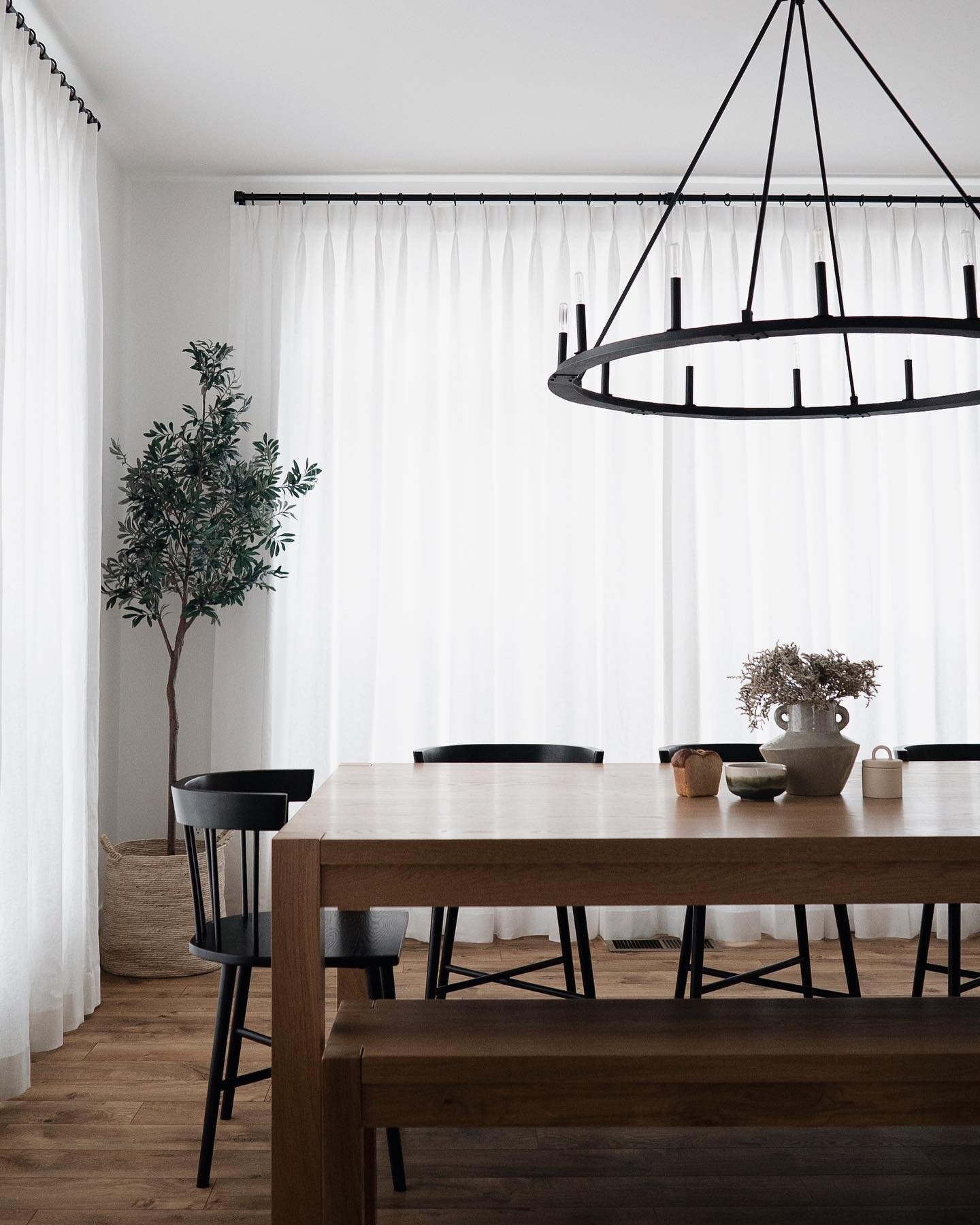 Some beautiful images from our client of our classic &lsquo;Nova&rsquo; dining table with a matching bench, all set up in its new home. Pictured in solid white oak. 
📷: @janettekim 🙌🏻