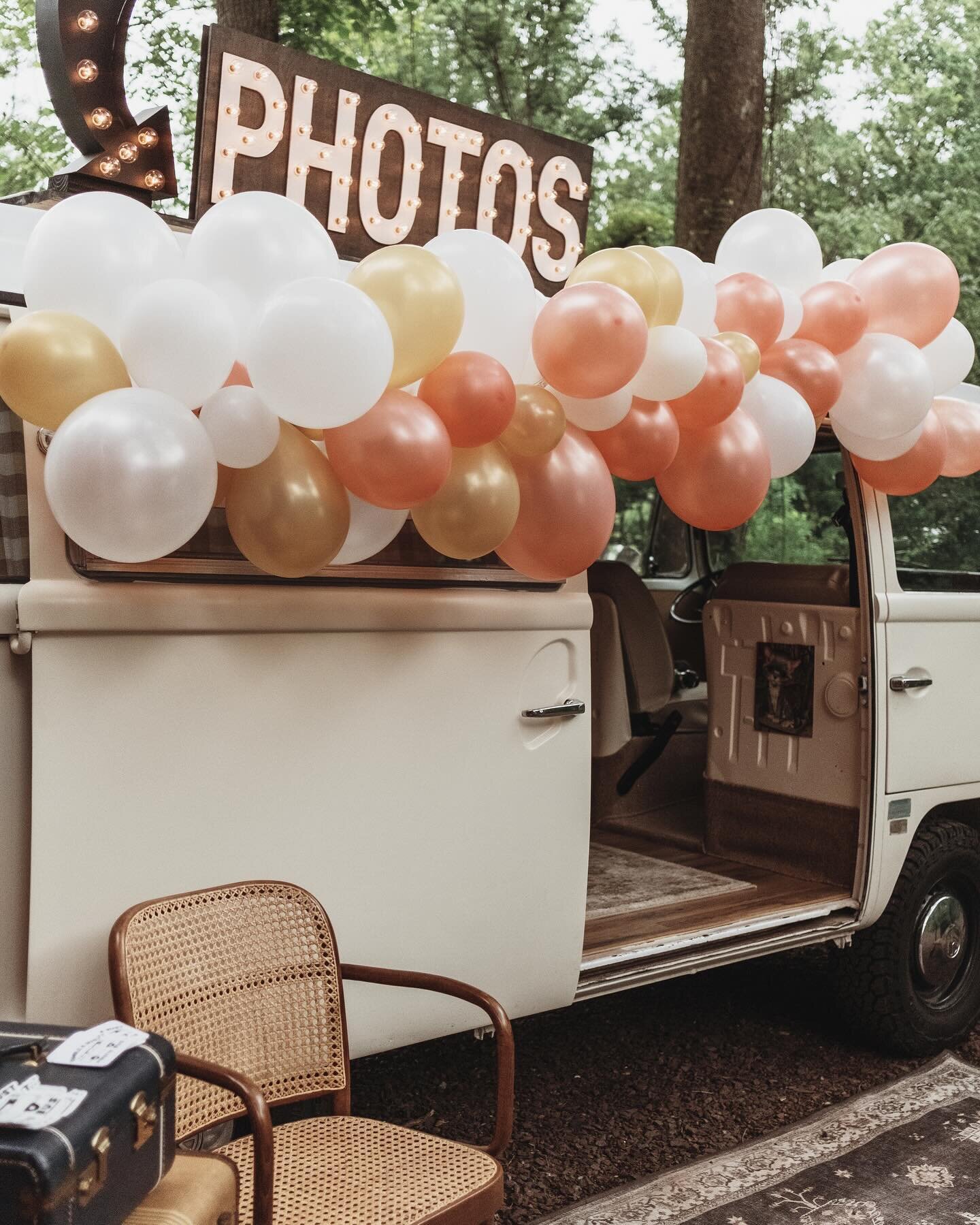 Miles of smiles. 😁

#mobilephotobus #photobooth #vwbus #vwphotography #mobilebusiness #vwphotobooth #vintagecamper # lancasterpa #bohobride #planningmywedding #engagementringgoals #vwbeetle #weddingphotography #wedding #wedding #weddinginspiration #