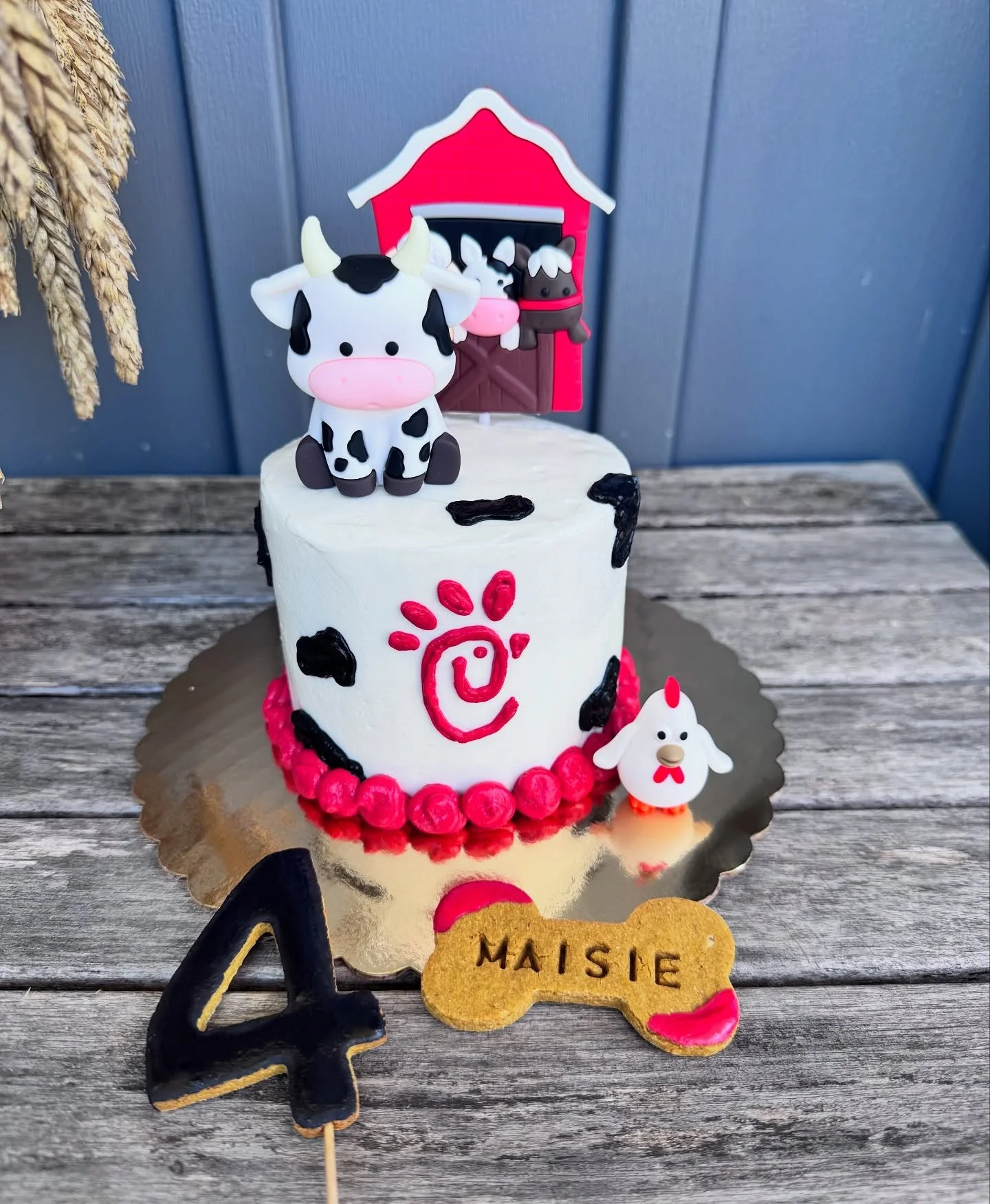So many cakes, so many wagging tails 🐾🎂💛
Thank you all you for making every one so special!

I&rsquo;m taking a few custom orders again as I ease back in. Your support means the world! 

Please allow 24-72 hours for response as my little one deman
