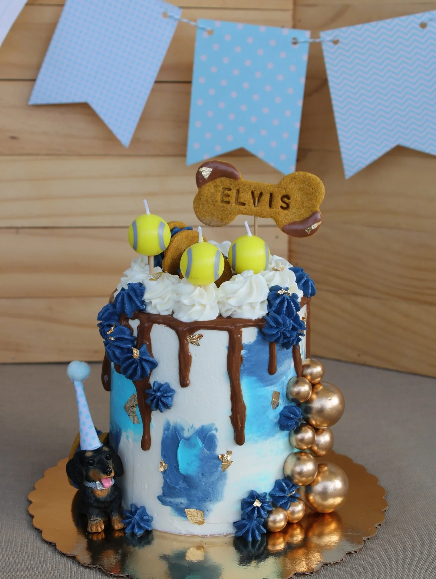 Catching up on all the precious cake orders😍

I&rsquo;m now slowly accepting new orders while still on maternity time. 

Please allow 48&ndash;72 hours for a response&mdash;your girl is balancing bottles and buttercream!