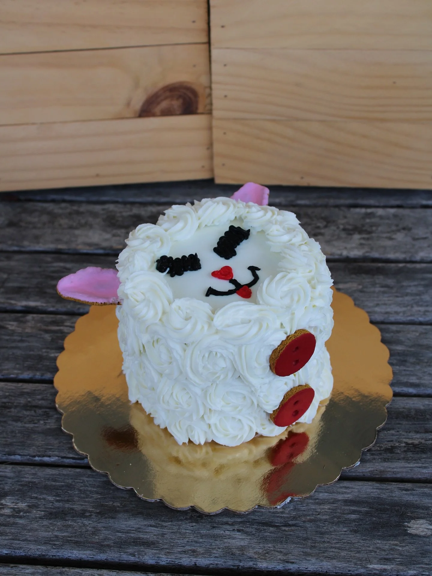 ✨🐾 Feast your eyes on this paw-licious Lamb Chop Cake! 🐶🎂 Made with love and all-natural, dog-friendly - organic ingredients &mdash; because our furry friends deserve only the best. 💛

We had so much fun creating this one, and we can&rsquo;t wait
