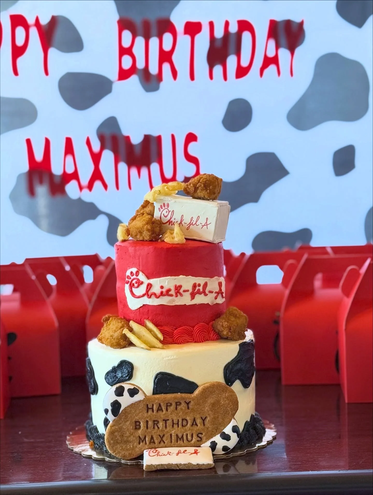 It&rsquo;s not just a cake&hellip; it&rsquo;s a whole paw-ty mood! 🎉🐶

We LOVE being part of your dog&rsquo;s big celebrations.
Whether it&rsquo;s 1 year or 10, every pup deserves a party!

Maximus knows how to paw-ty 😍 @maximize.yourlife