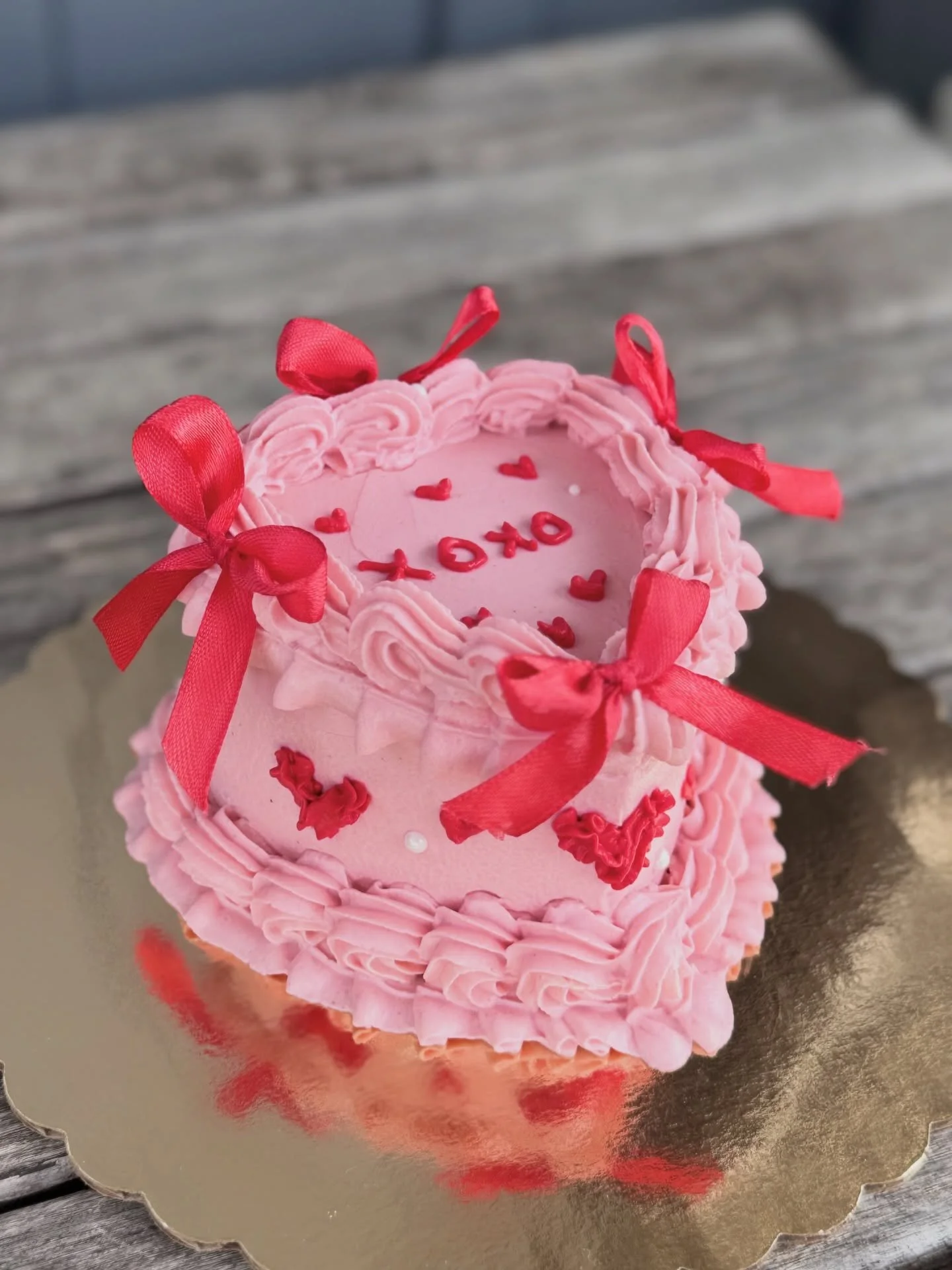 Okay yes&hellip; Valentine&rsquo;s Day is over, but we&rsquo;re still absolutely OBSESSED with this heart‑shaped beauty.

🎂✨ How could we not show her off again?

Made with organic, pup‑safe ingredients and decorated with all the love our furry cust