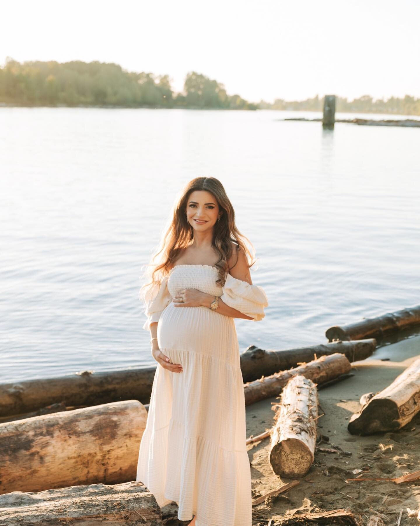 Who&rsquo;s ready for sunset outdoor sessions?! We have a few open spots for May, June and July. If you&rsquo;re in your second trimester now it&rsquo;s time to book! 
.
@aidamiriphotography 
www.aidamiri.com
.
.
.
.
.
.
#newbornphotography #newbornp