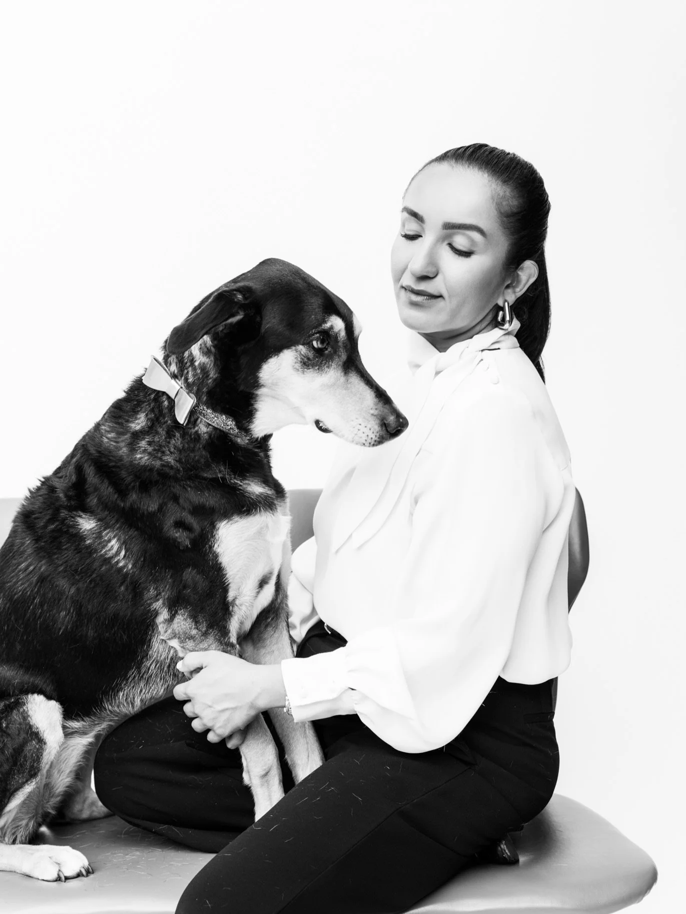 When your friend doesn&rsquo;t have a baby to photograph, but she has a dog! 🖤 #passionproject 
.
.
#dogportrait #b&amp;w #cutedogs #dogphotography