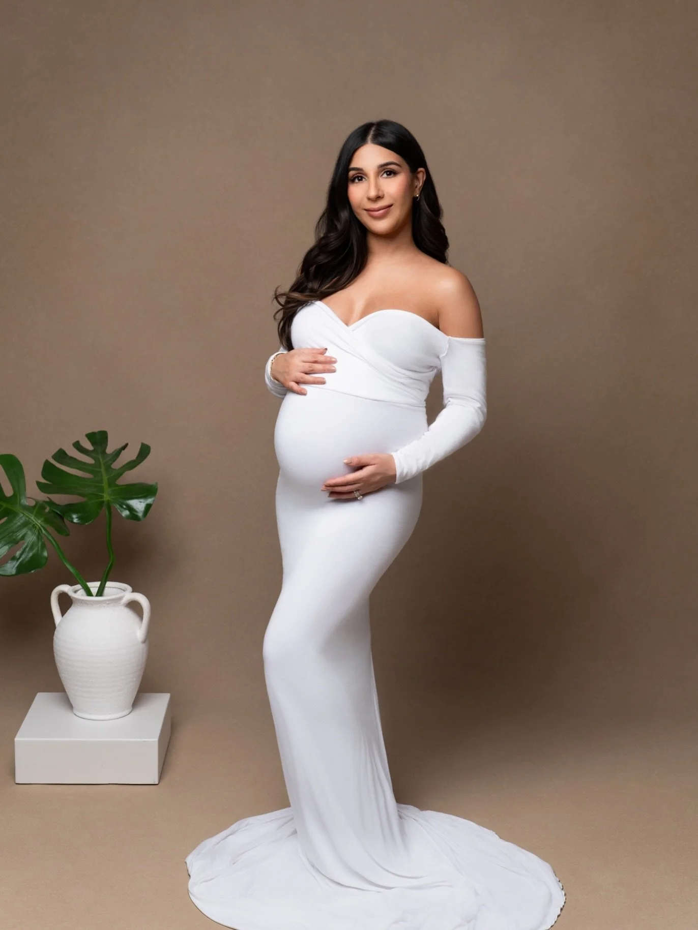 The beauty of what a woman&rsquo;s body is capable of 🤍 Gorgeous mama, at 30 weeks 🤍
.
@aidamiriphotography 
www.aidamiri.com
.
.
#maternityphotographer #vancouvermaternityphotographer #pregnanycphotos #maternity #maternityphotoshoot