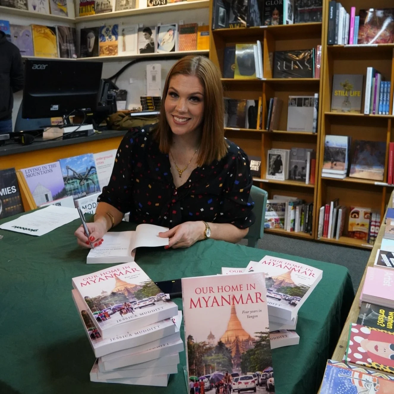 Jessica+Mudditt+signing+books+at+her+Sydney+launch+at+Glee+Books.jpg