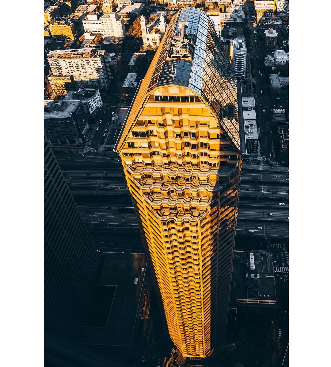 Above Seattle Municipal Tower.
//
//
//
//
//
//
#chotofugram #theglobewanderer #main_vision #ig_worldclub #ig_color #westcoast_exposures #ig_sharepoint #master_pics #photooftheday #way2ill #instagood #moodygrams #dopeclickz
#architecture #artofvisua