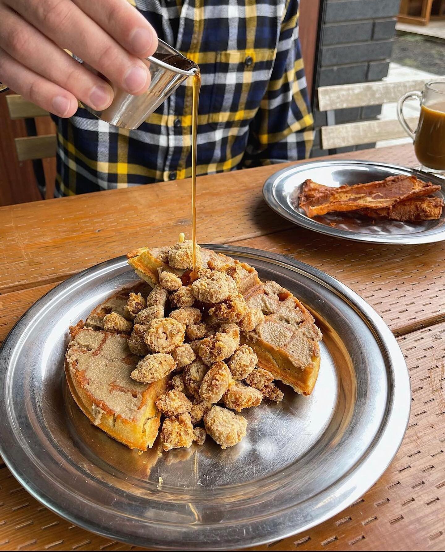 @michelevenlee making our Soy 'Chicken' and Waffles (GF) look goooooooood 😋🔥 Swipe to see what else Michele ordered for brunch! Our brunch menu is served EVERY DAY at The Sudra Mississippi from 10 am-2 pm 💕 #thesudrapdx