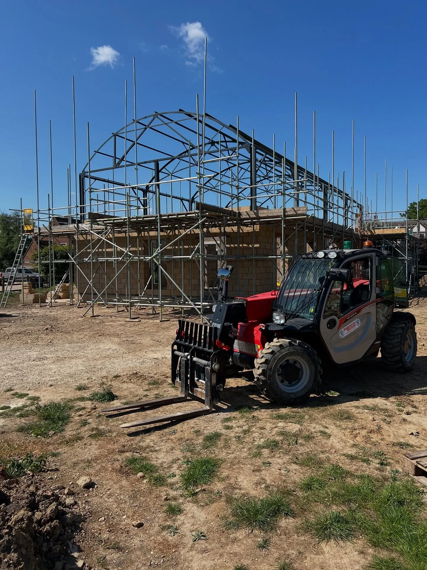 Scaffolding up to first floor hight, ready to continue the walls up to plate. Steels in &amp; Telehandler on site ready to stick the next 2500 blocks on to the loading bays 🚧 
Swipe to come inside ➡️
.
.
.
.
.
.
.
#siteprogress #barnconversion #dutc