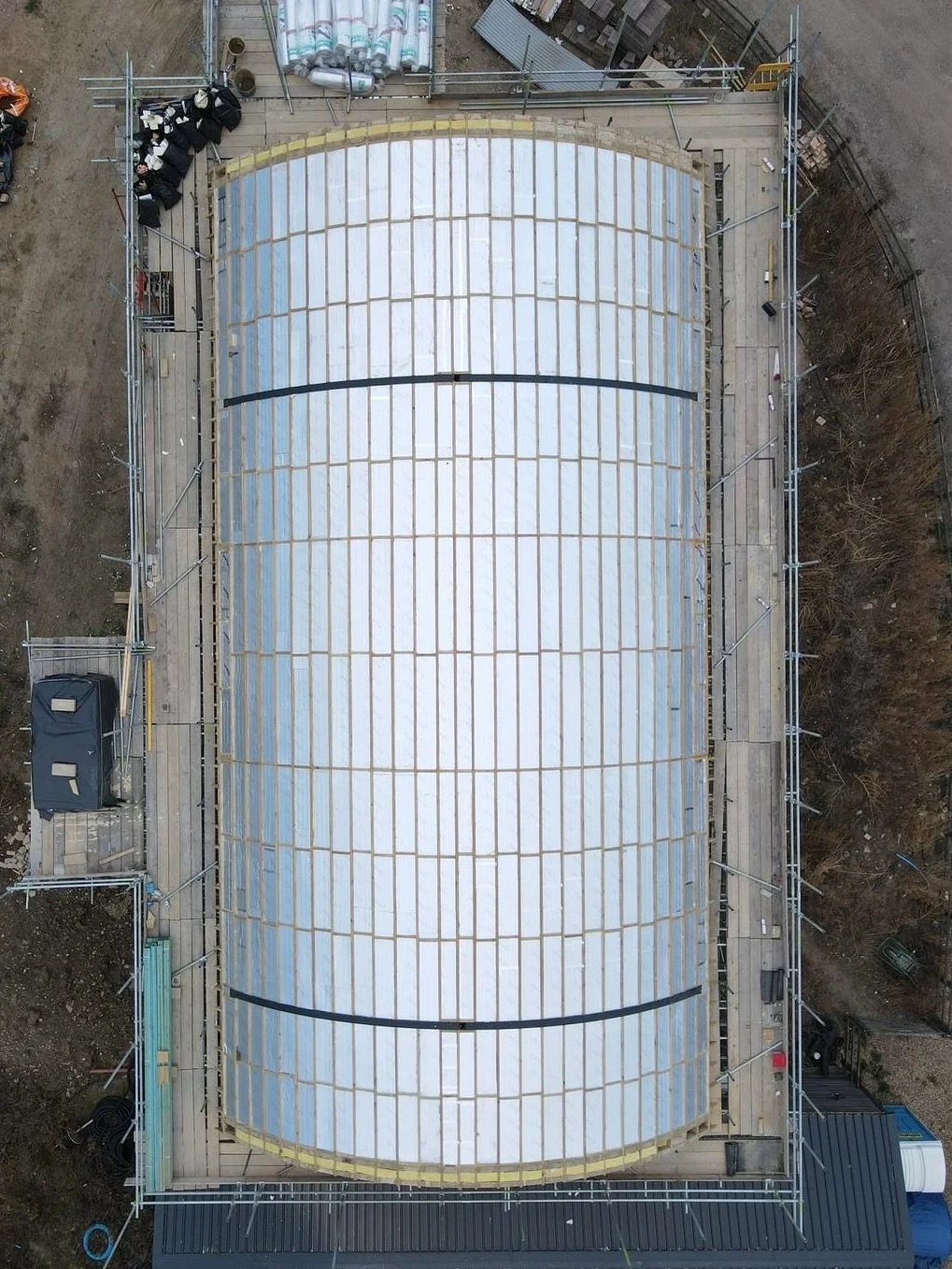 The Dutch Barn. 250sqm curved roof construction 🏗️
.
First we carefully removed and reinstated the existing steel gable trusses, turning them into an internal feature that stays true to the original building. We then installed four large curved stee