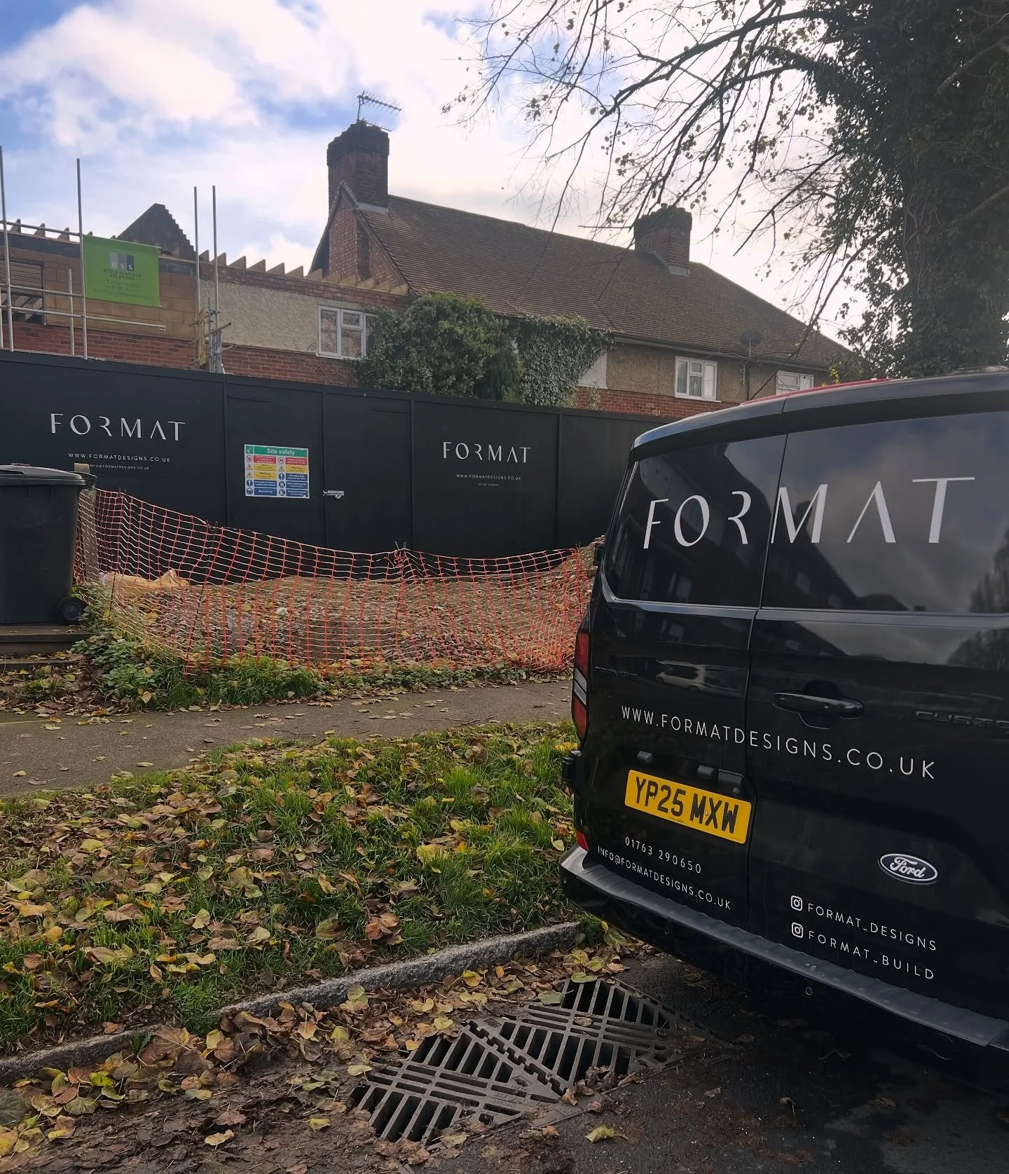 Hoarding for our new builds in Redbourn. Updates to follow&hellip; 👀🚧

#construction #newbuild #designandbuild #builders #stalbans #redbourn #hertfordshire #hertfordshirebusiness #hoarding