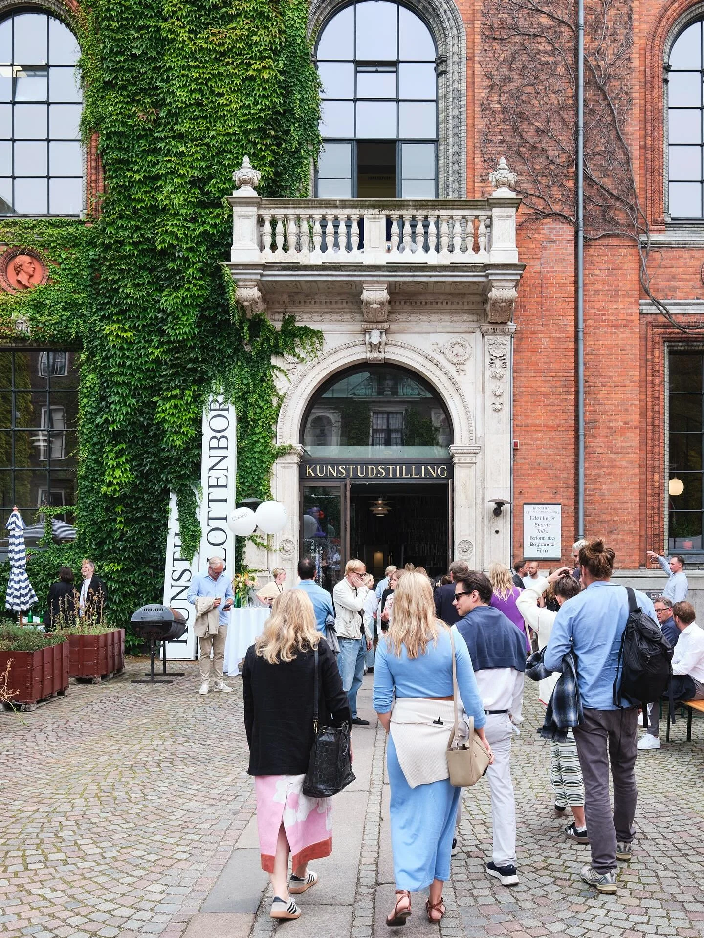 There was a buzz in and around Copenhagen last week with @chart_artfair , and members of AFSMK were treated to a special tour at Charlottenborg on Thursday, and a unique satellite exhibition @tivolicph on Sunday.

We are grateful to @juliesilbermann 