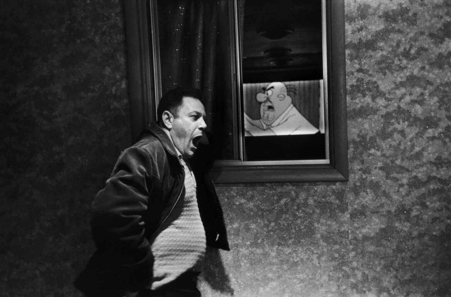 Joel-Meyerowitz-Man-with-Cartoon-1965-Archival-pigment-print-1536x1014.jpg