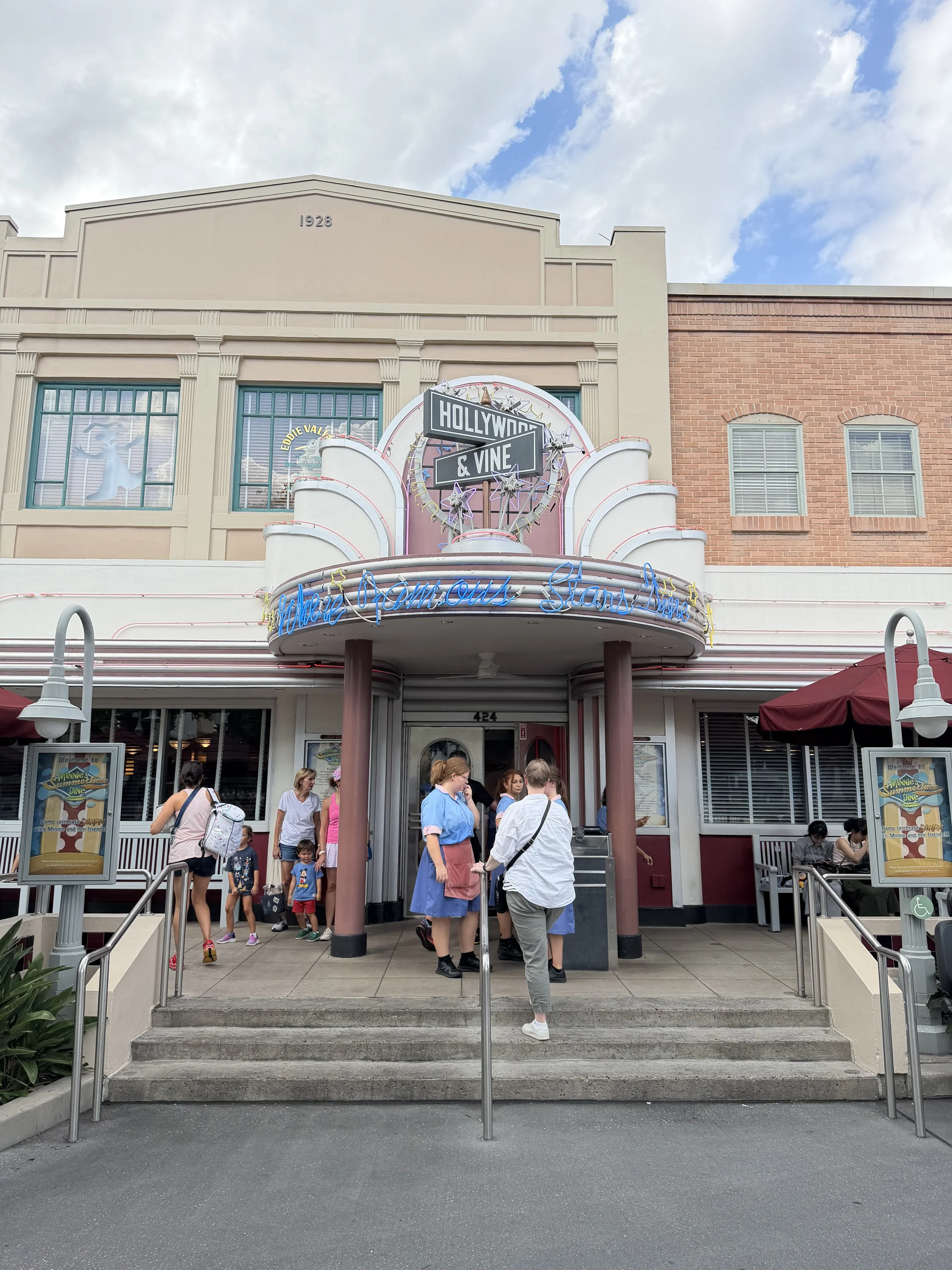 Hollywood and Vine Restaurant entrance
