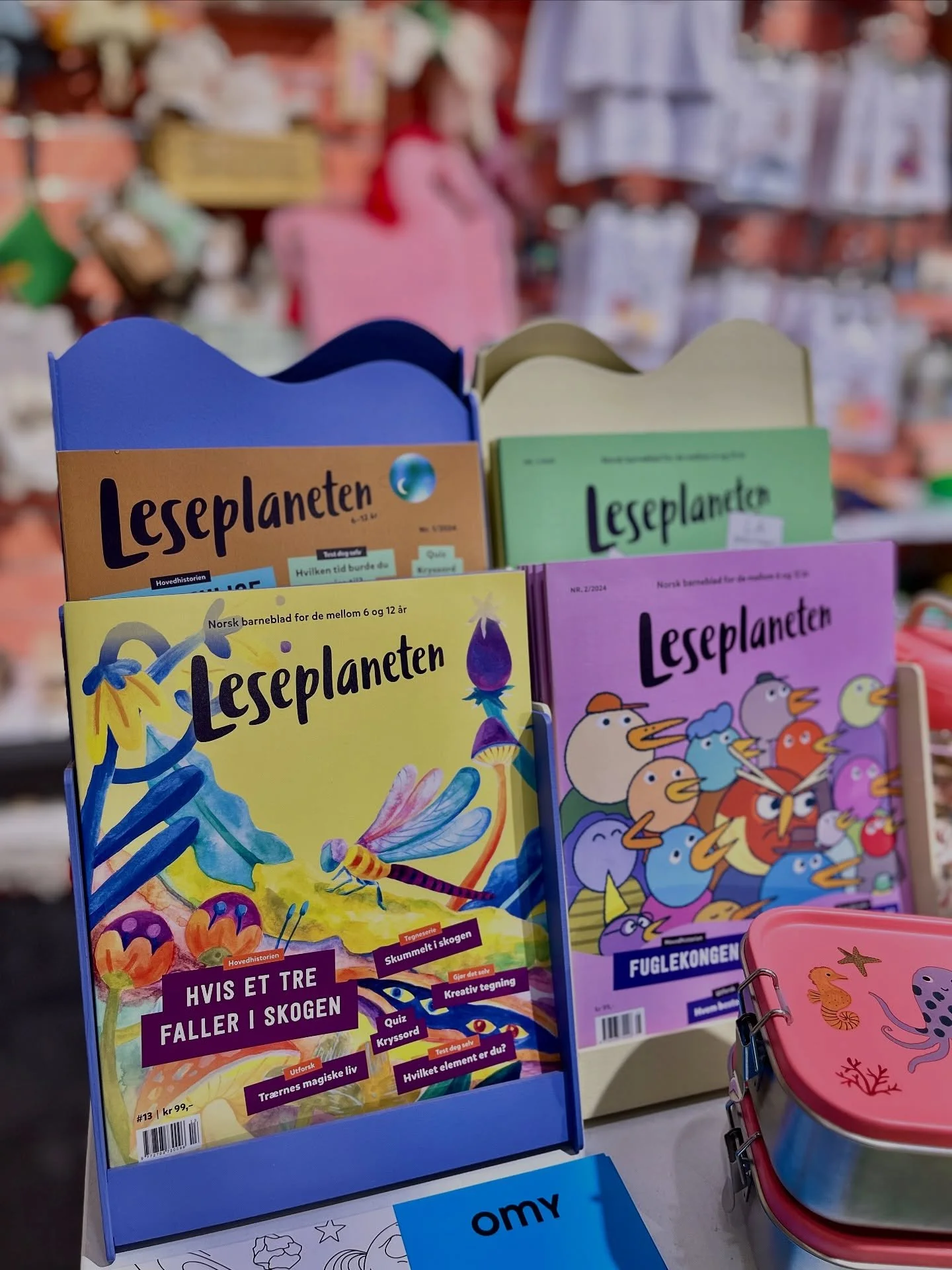 God fredag! 💛 Den nyeste utgaven av barnebladet Leseplaneten er tilgjengelig p&aring; Ting Bryggen butikk i Bergen 🎉

#leseplaneten #barneblad #ting #bergen #tingbutikkene #creativekids #barn