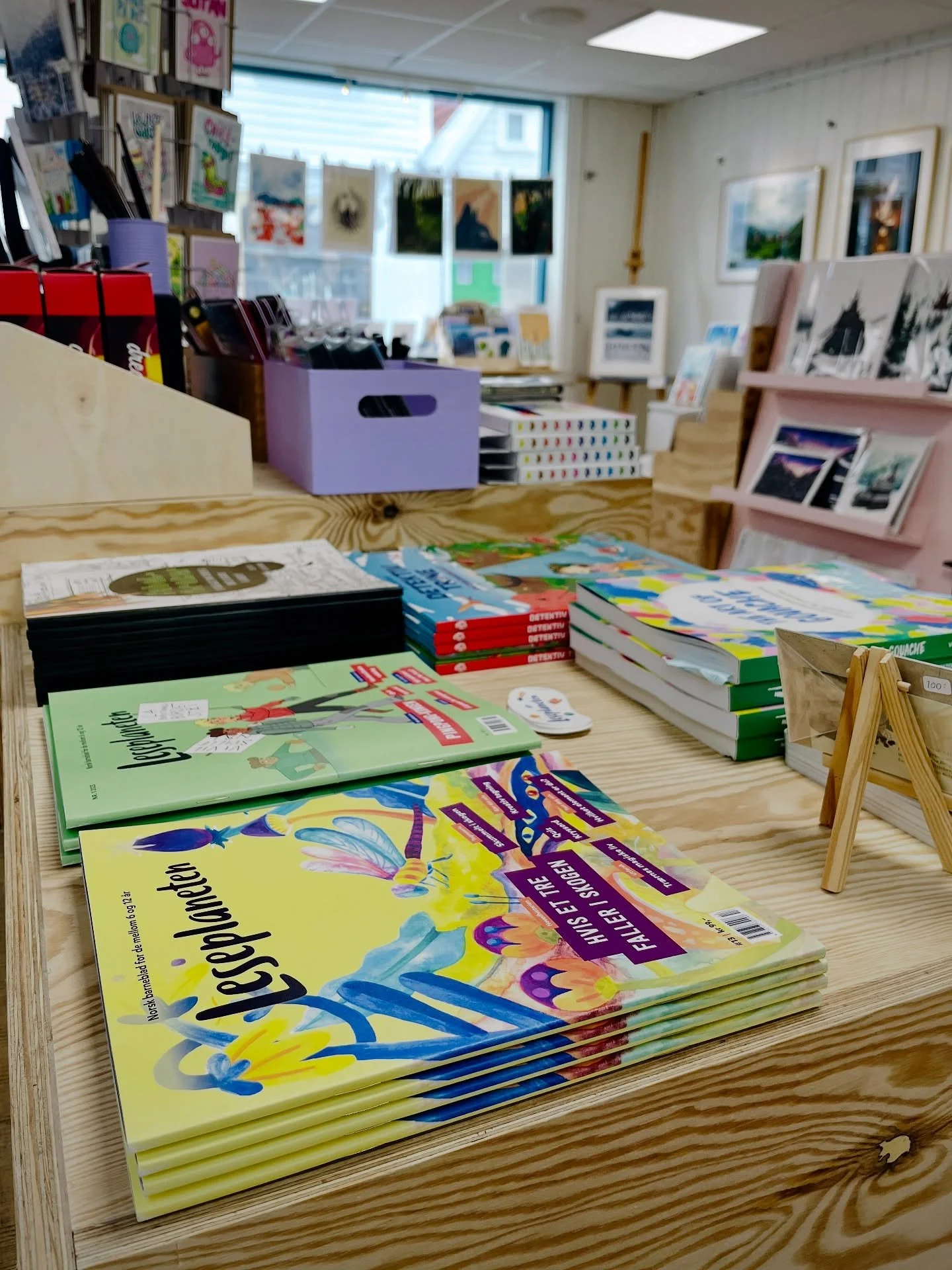 L&oslash;p og kj&oslash;p! 🐛📚 Den nyeste utgaven av barnebladet @leseplaneten kan kj&oslash;pes p&aring; Bergens mest inspirerende illustrasjonsbutikk @blekk_illustration.

#leseplaneten #leseglede #kreativebarn #aktiviteterforbarn #blekk #bergen #