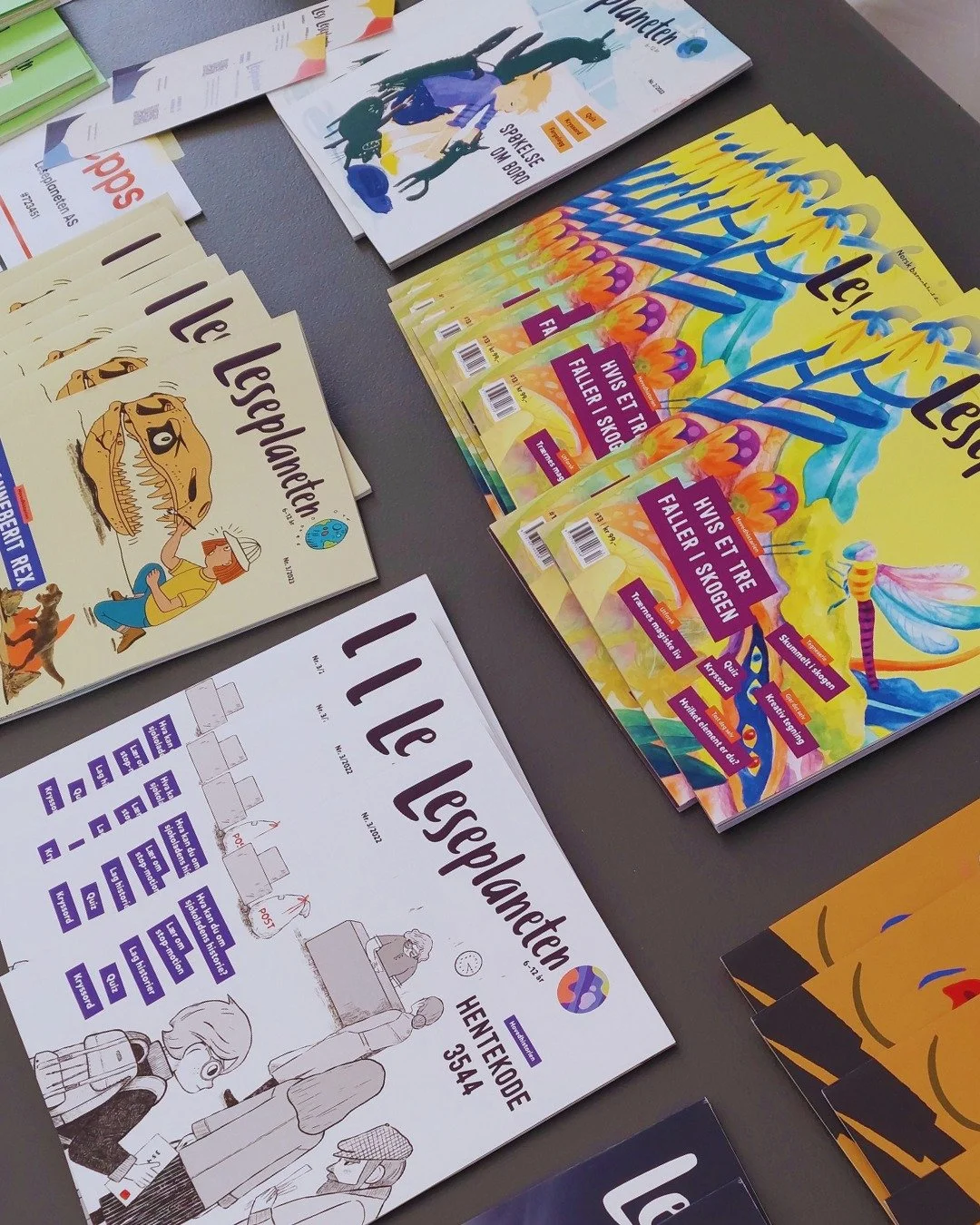 Seks &aring;r. Tretten blader. Over f&oslash;rti fantastiske samarbeidspartnere. Men n&aring; er det dessverre slutt.

Siden 2019 har vi laget tretten flotte utgivelser av Leseplaneten i samarbeid med over f&oslash;rti fantastiske forfattere, illustr