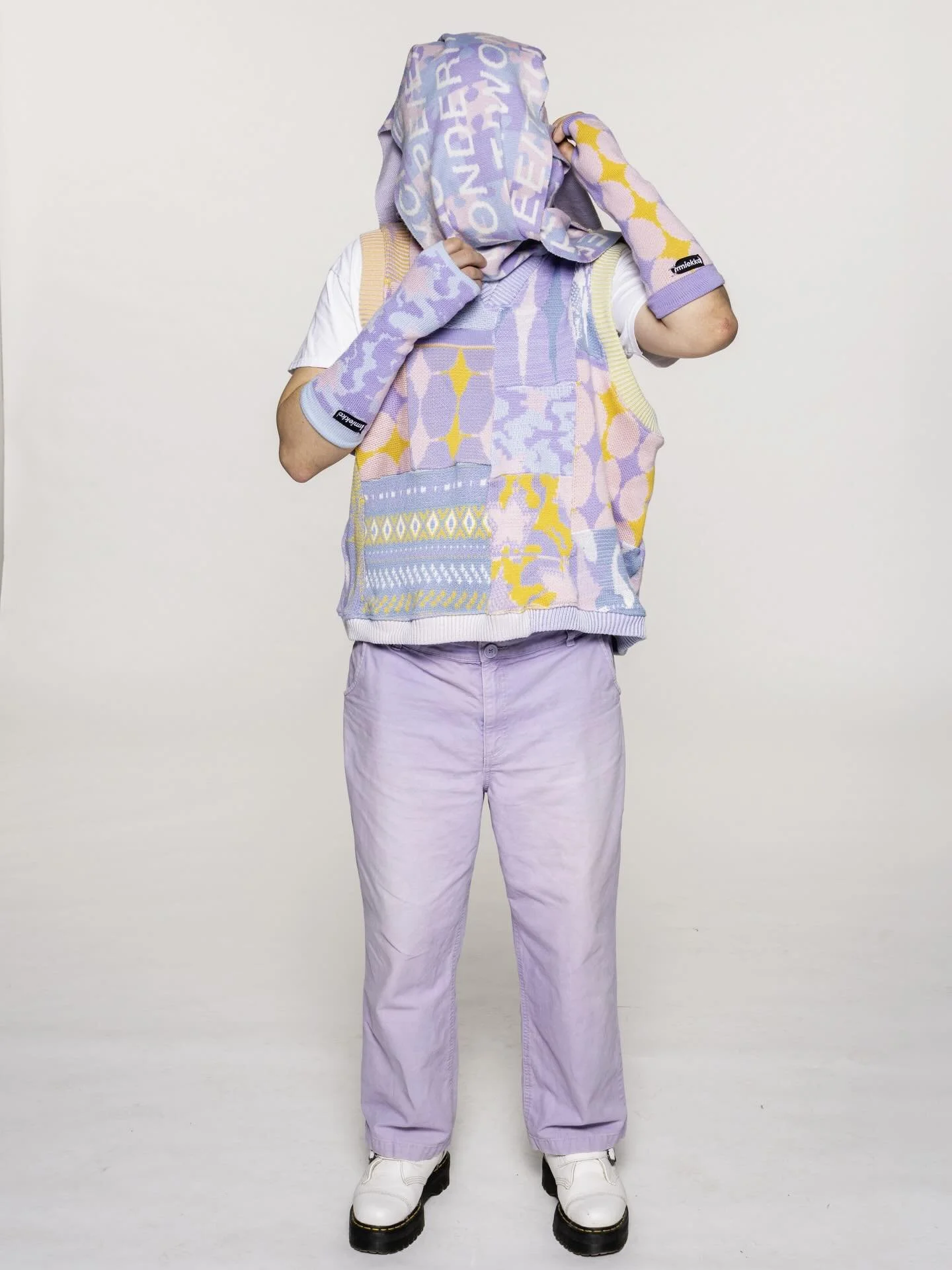 lost in dreamland 😶&zwj;🌫️ is a micro-collection i worked on during our second knitting course and fina&ouml;ly i managed to take some photos of it 🥳
on the other slides you will find some bts on my process :3
#knitdesign #knitwear #colourful