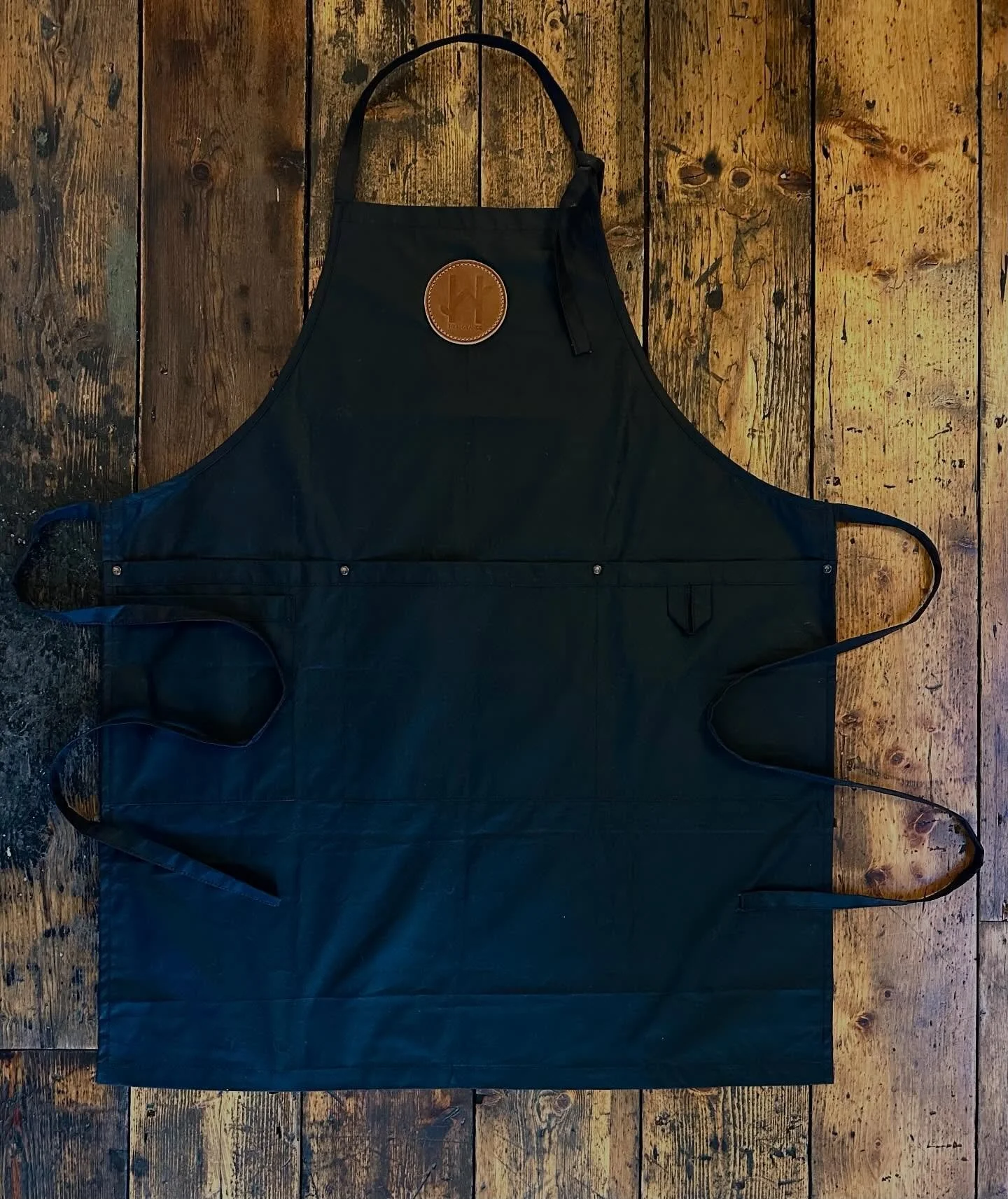 Bespoke&hellip;. @highgrangedevon 
British waxed cotton apron with hand stitched leather stamped patch.
#fieldware #bespoke #waxedcotton #apron #aprons #work #workwear #theartofcraft #uniform #madeinsomerset