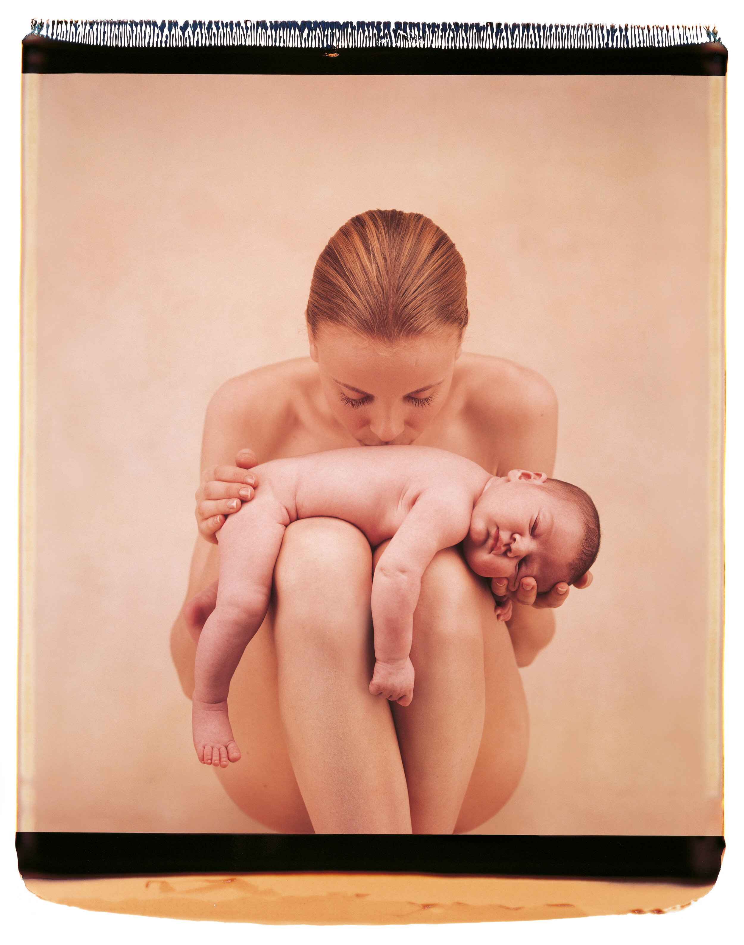 Мама показывает свое гол. Женщина с младенцем. Фотосессия мама и малыш. Нагие дети с родителями.