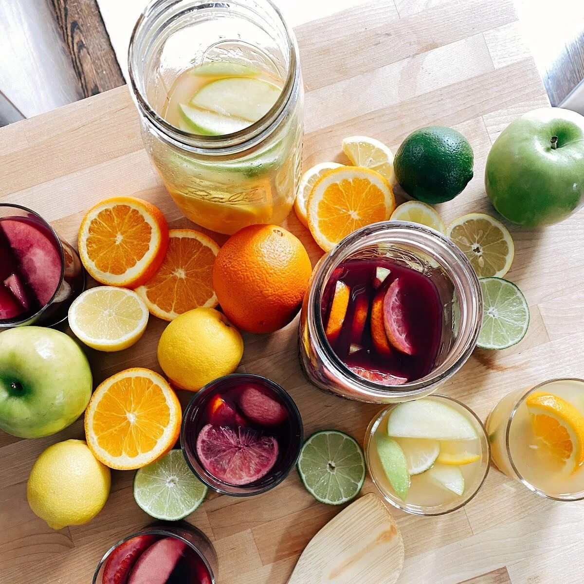 Sangria cocktails to-go anyone?

I've always loved mason jars for serving cocktails, desserts or overnight oats. They are laid back, portable, sustainable, and easy to adorn with ribbon or twine for a little extra style.

Check out my favorite sangri