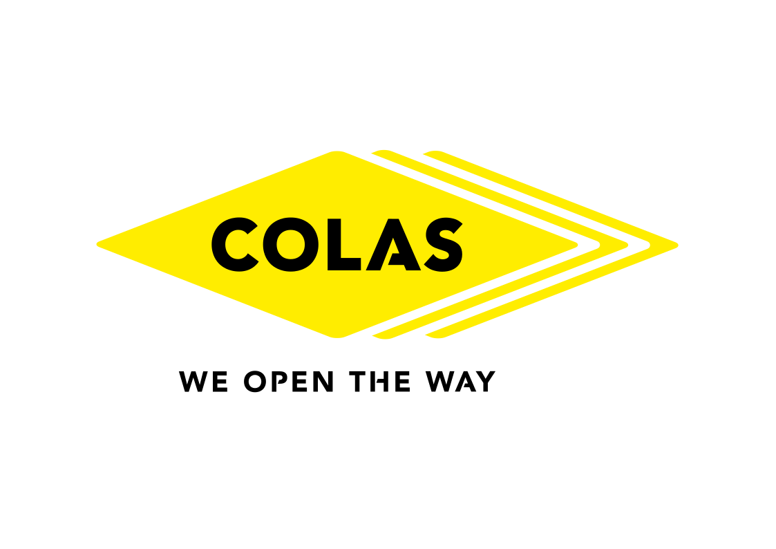 Yellow traffic sign with black text reading 'COLAS' and black arrows pointing to the right.