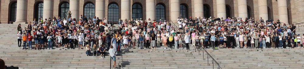 Oulusta eduskuntatalon portaille