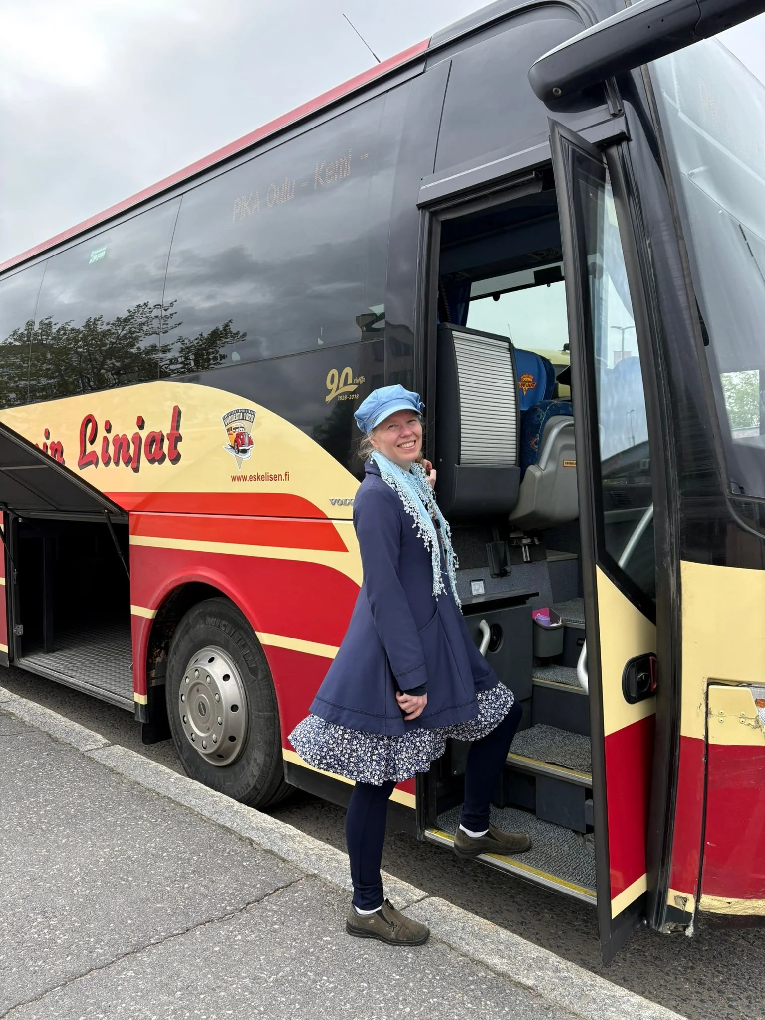 Kirjailija nousee bussiin