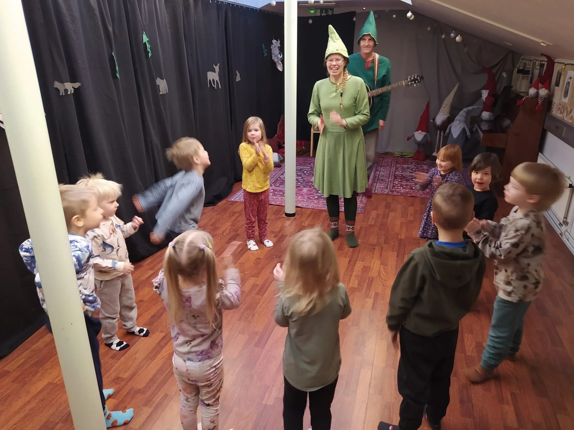 Tervatonttu ohjaamassa lapsille piiritanssia