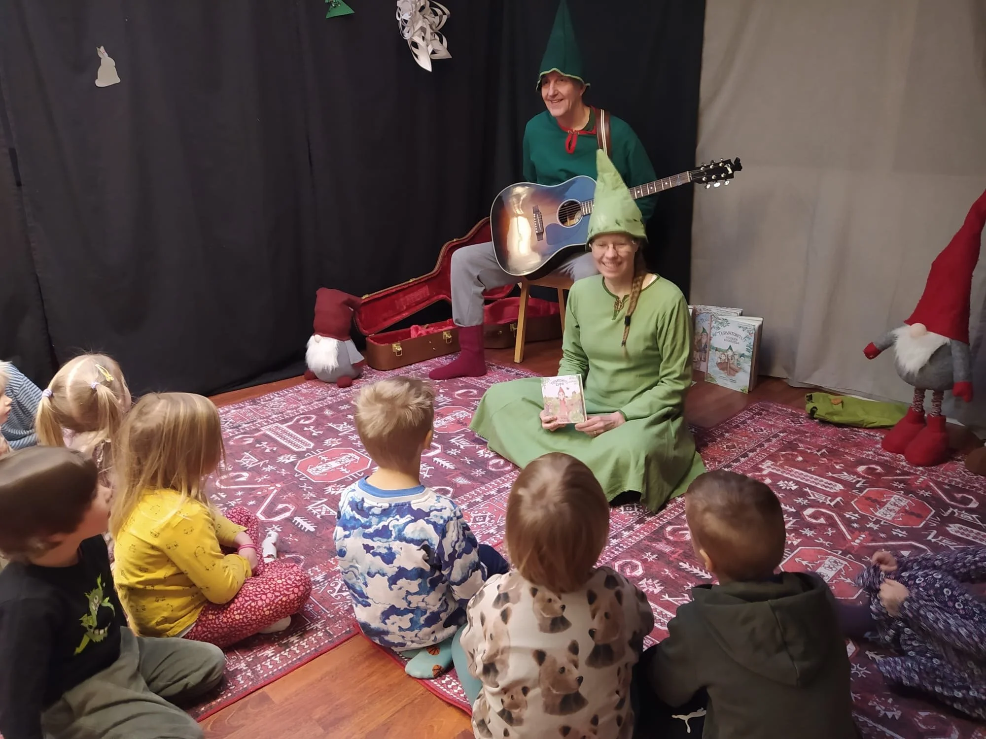 Päivi Tuulikki Koskela ja lapsia päiväkodissa