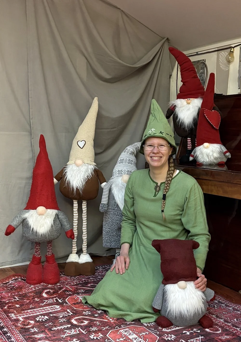 Kirjailija Päivi Tuulikki Koskela tonttujen keskellä