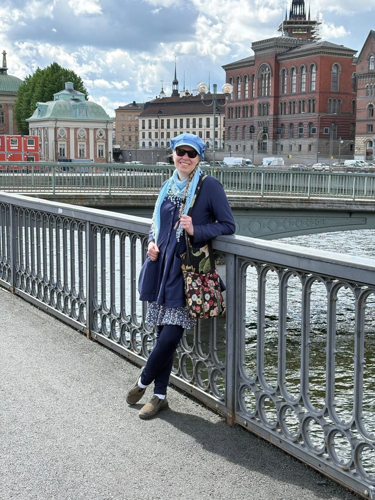 Kirjailija sillalla Tukholmassa