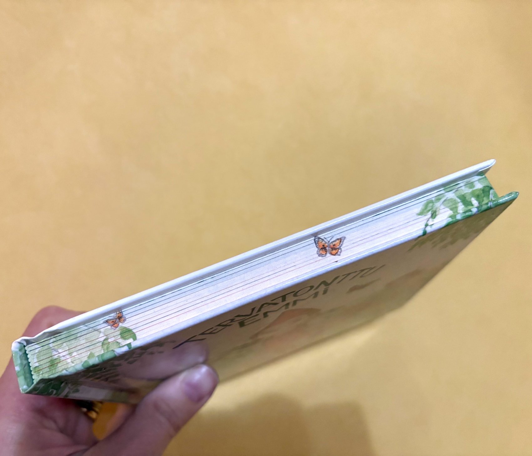 Kaunis kirjan pääty, jossa on perhosia