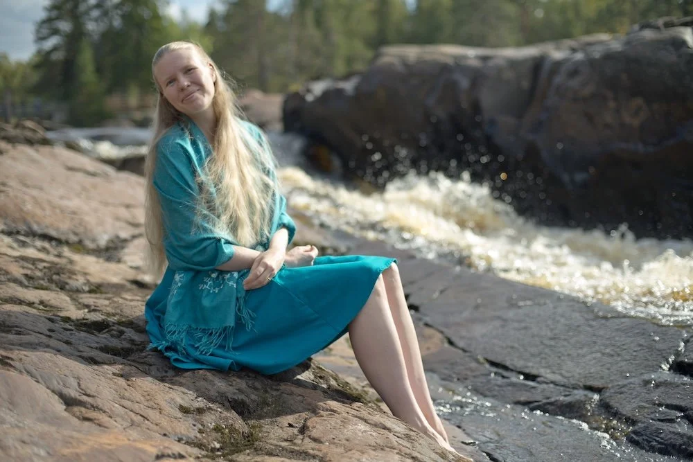 Kirjailija Päivi Tuulikki Koskela kosken rannalla