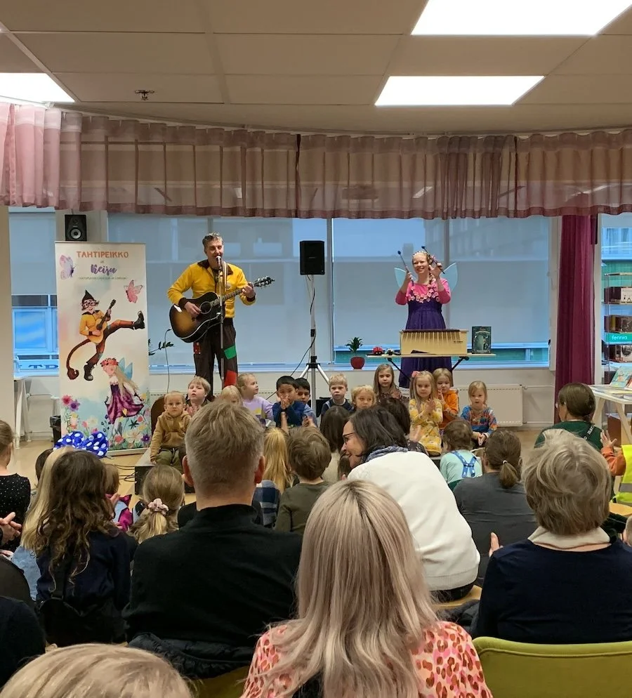 18.10.2024 Pekurin kirjastossa yhdessä Musiikkipäiväkoti Taikatahdin kanssa