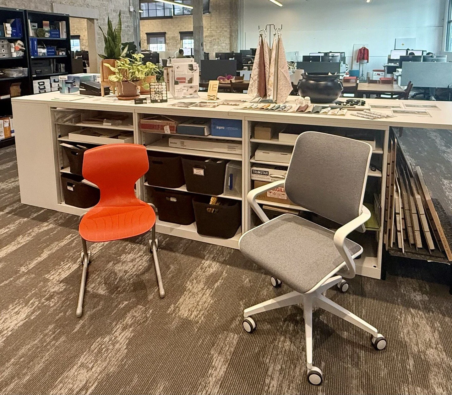 Table Topping Tuesday at @lpainc 📍 Featuring a few of our favs - 

-Fabric by @pallastextiles 
-Cogni by @kifurniture 
-Ricco by @senator_social
