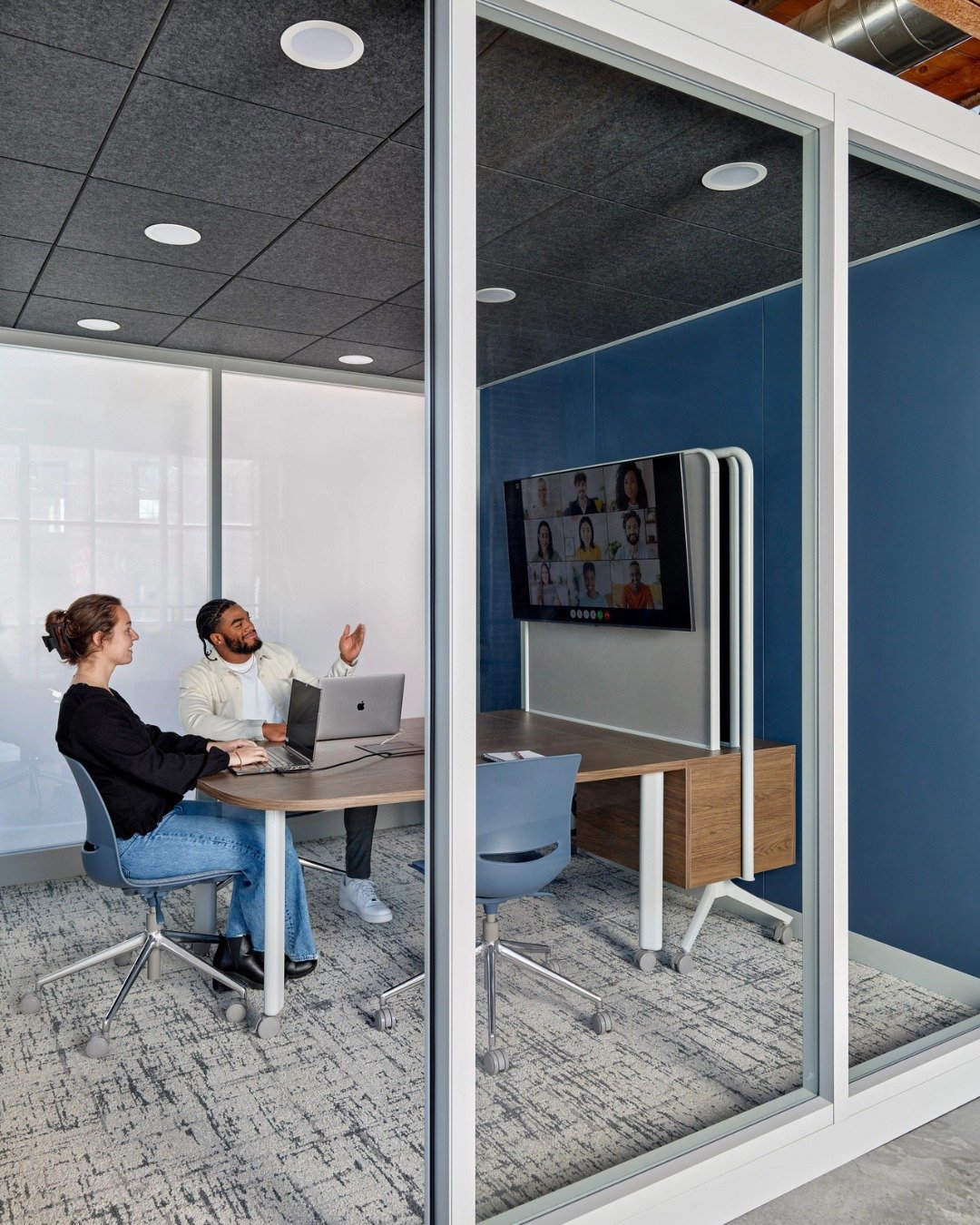 Didn&rsquo;t you hear? Workplaces are evolving and getting some good ideas from college campuses to incorporate into their spaces.

Keep up with a little help by @kifurniture! 👆