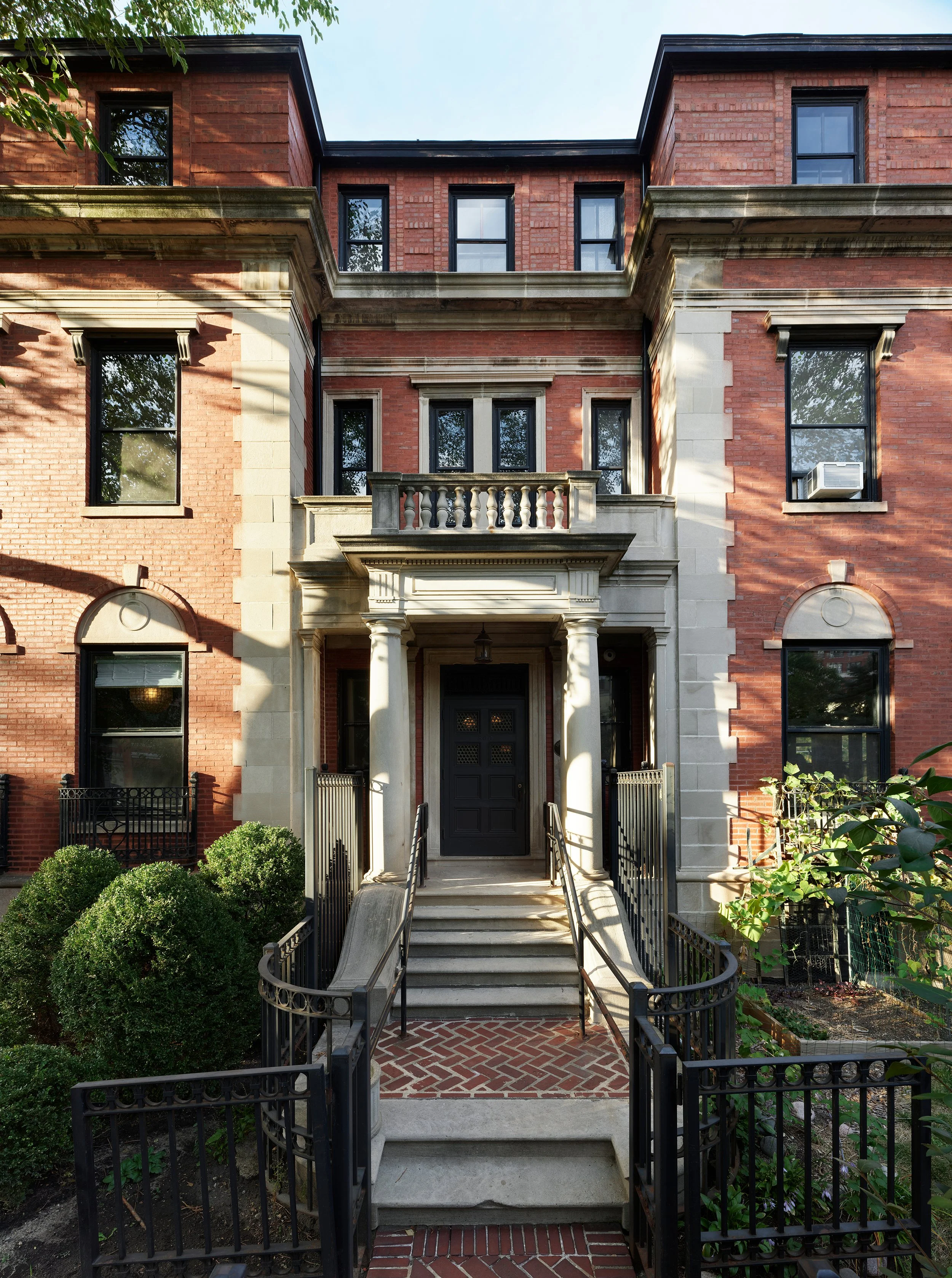 34-TEN_COMMERCIAL RENOVATION_HAYMARKET BOOKS_FRONT ENTRY.jpg