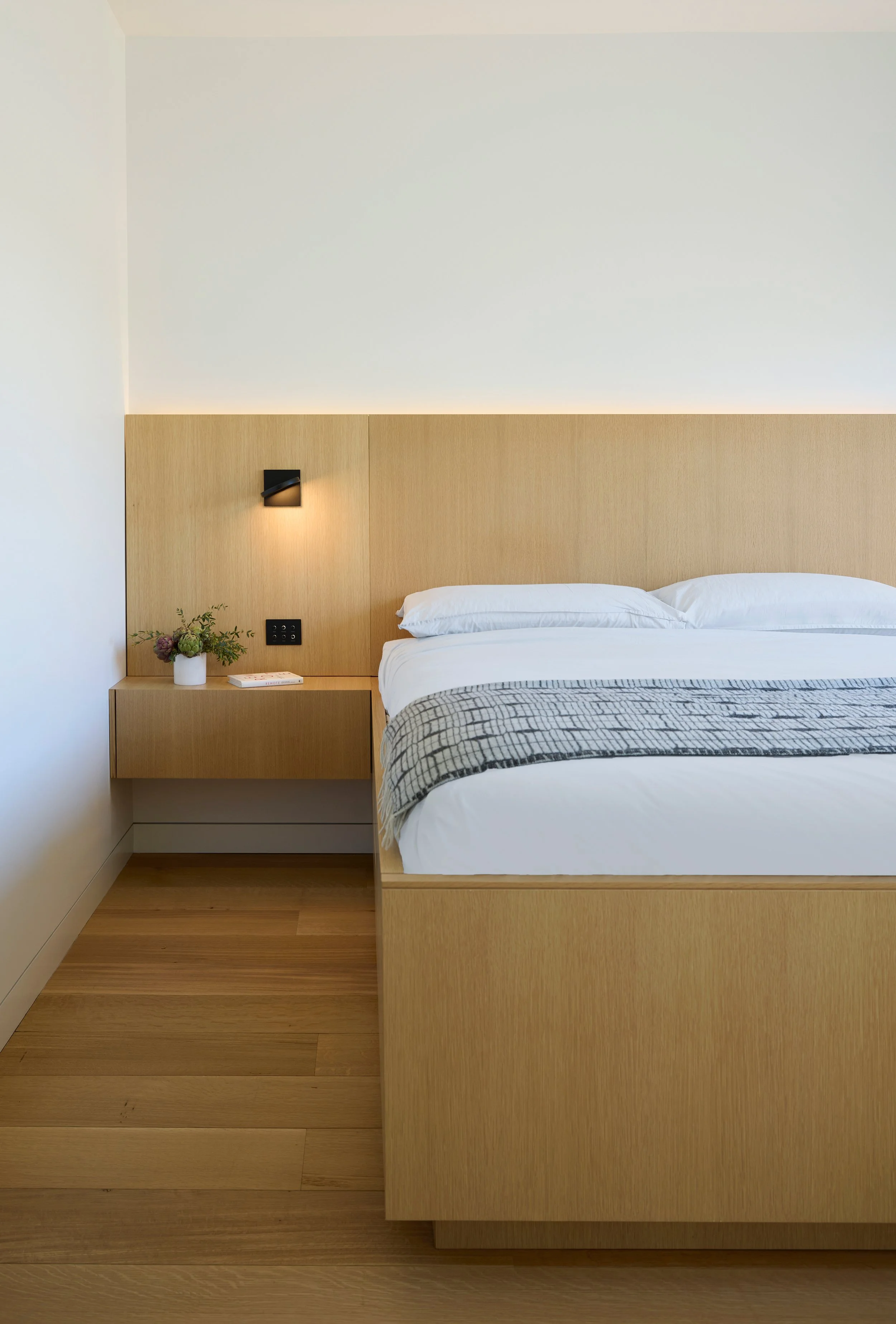 34-TEN_RESIDENTIAL_LANTERN HOUSE_PRIMARY BEDROOM HEADBOARD.jpg
