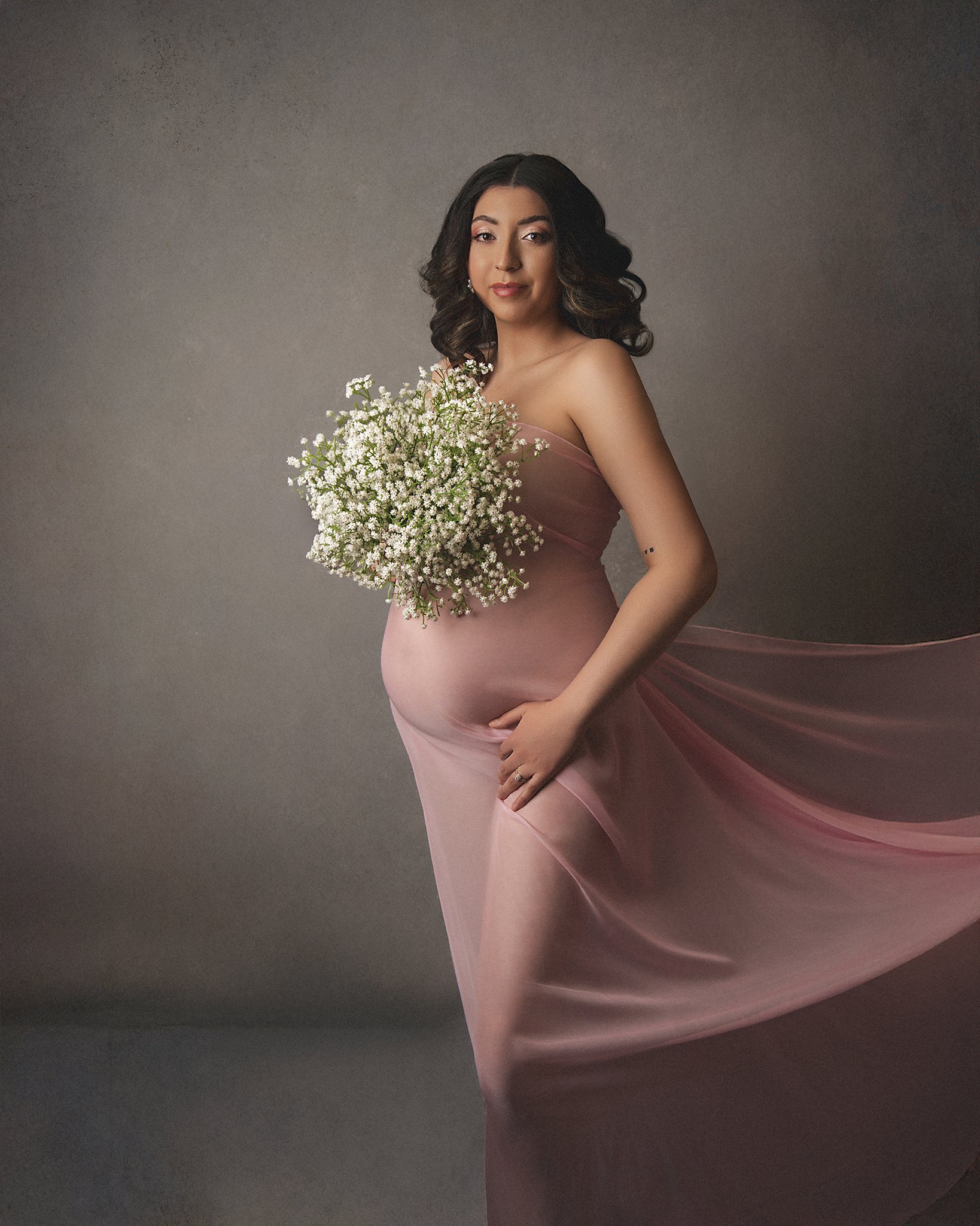 The sweet spot for maternity photos? Between 27 and 33 weeks.
That&rsquo;s when your bump is beautifully round, and you&rsquo;re still feeling comfortable enough to enjoy the experience. Planning early means we can lock in a date that works best for 