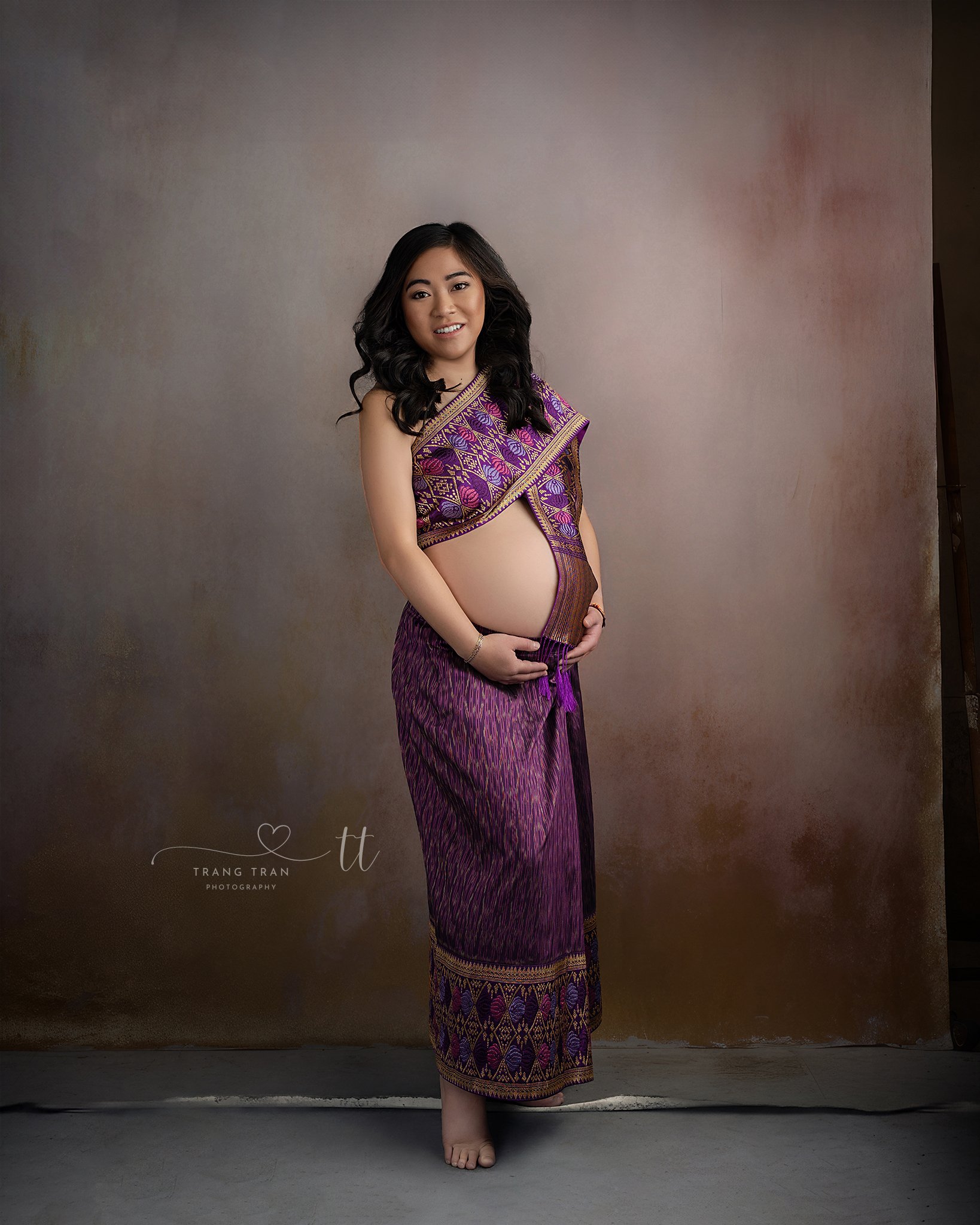 My beautiful client Lena wearing a traditional outfit for her maternity session last July, how stunning is she in this look? I loved how this outfit made the whole session feel extra special. And yes, I'm VERY behind on sharing, classic me 😅
.
.
.
#