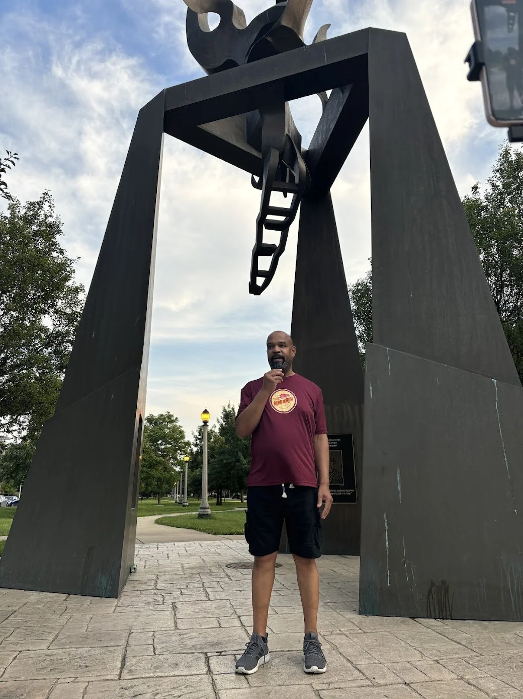 Dan Duster in Read & Run Chicago T-shirt.JPG