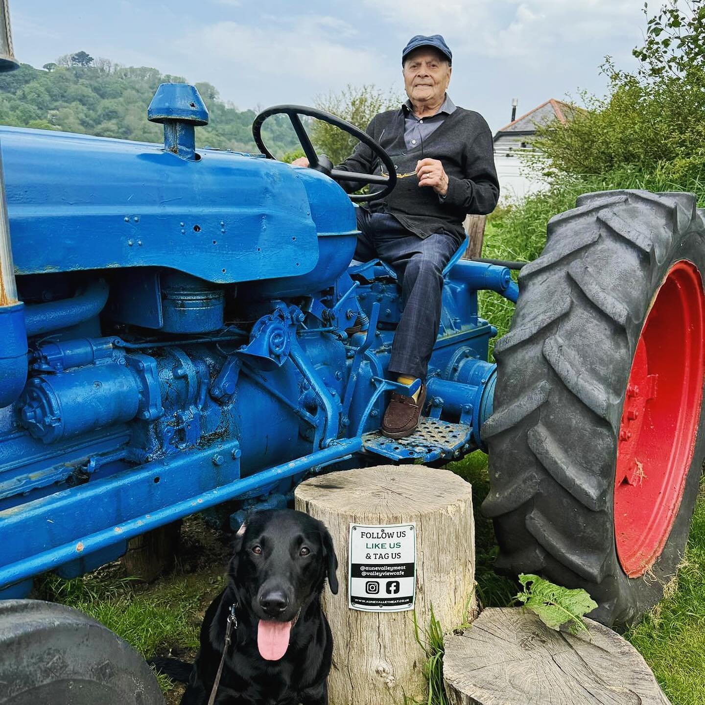 The boys day out went well by the looks of it! Papa C has found his new ride🚜😎
#ourlifeatthebarn #tractorlife #lovetractors #weekendmood #boysdayout
