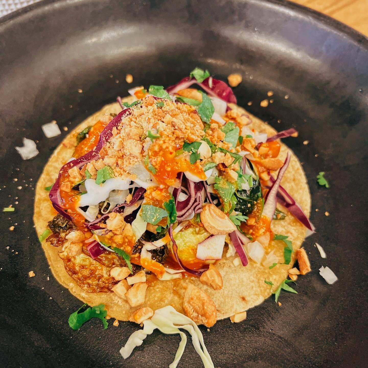 Miso glazed Brussels, cabbage, cilantro, onion, toasted cashews + arbol salsa 💃🏽 🌮

$3 //////////////// &amp; delicioso 🤌🏽

\\\\\\\\\\\\\\\ #eatmastacos 
#drinkmasmargs //////////
\\\\\\\\\\\\\\\ #tacotuesday