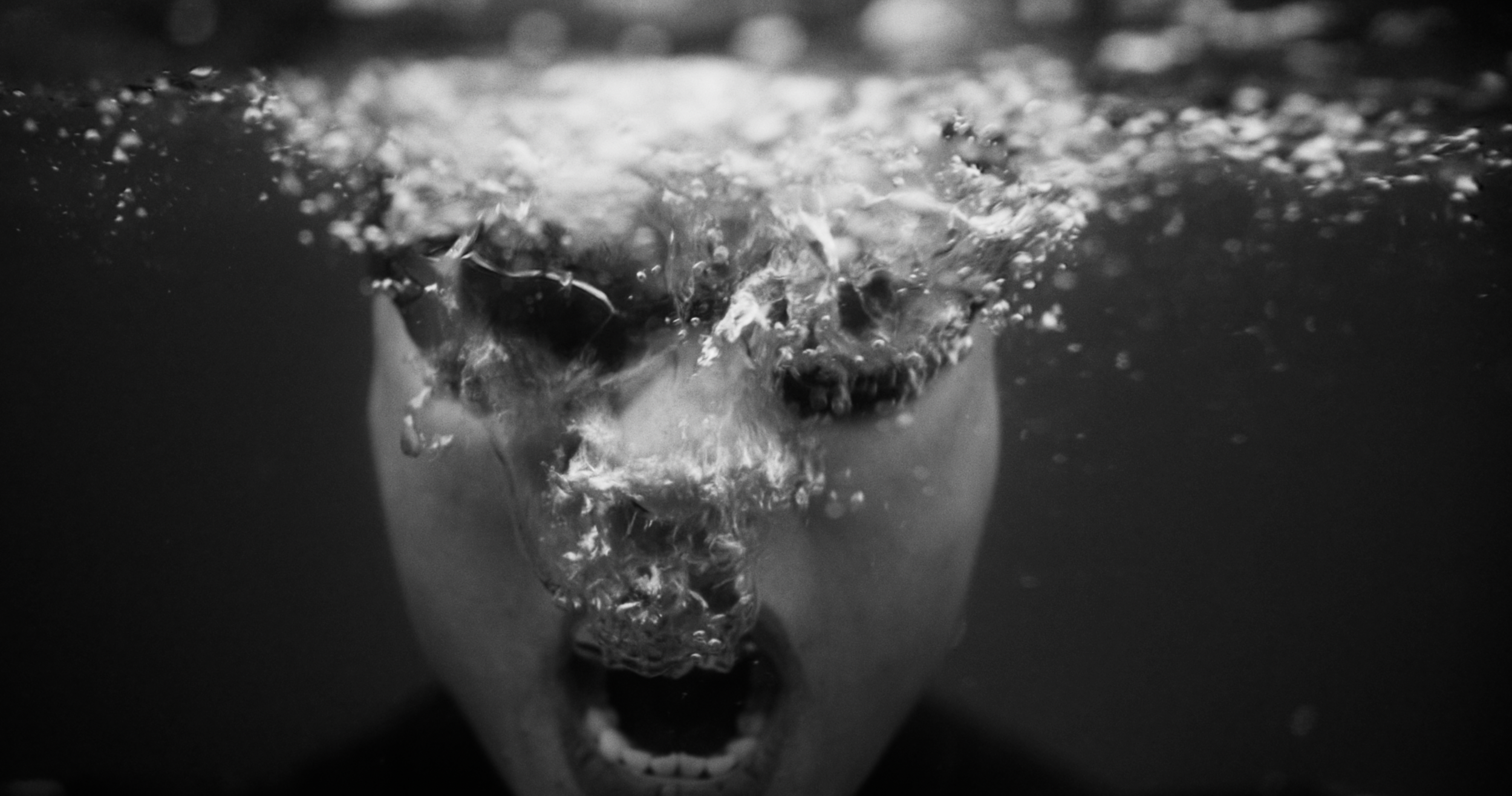 Homme émergeant des éclaboussures, noir et blanc dramatique — film Sony FX5
