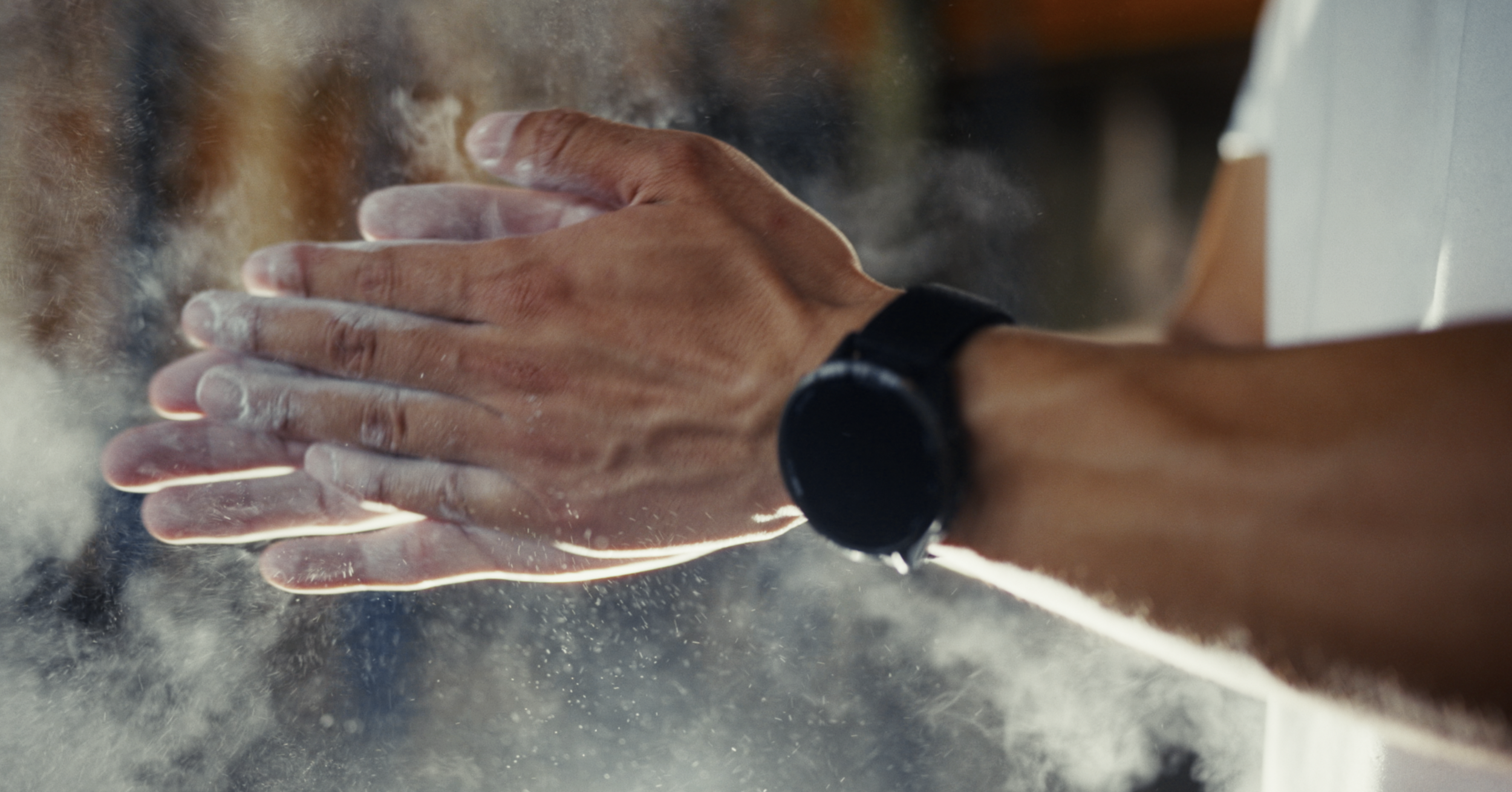 Montre connectée sur poignet d'athlète, effet de poussière