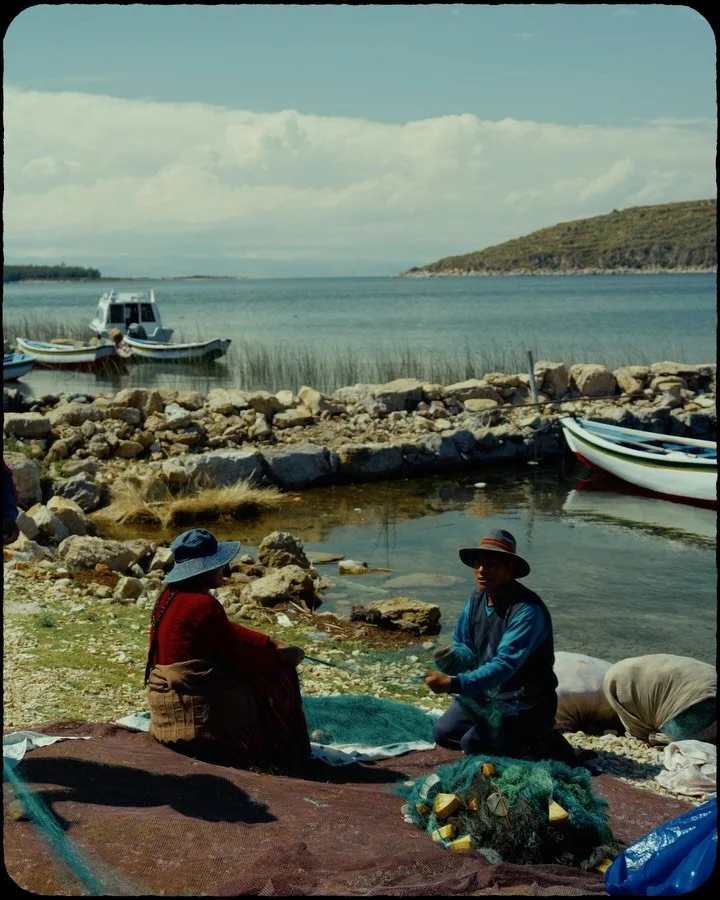 Fragments of Bolivia 🇧🇴 Ce pays, c&rsquo;est des paysages immenses, une culture omnipr&eacute;sente et des couleurs qui d&eacute;bordent. 
J&rsquo;ai ador&eacute; capturer ces petits fragments de vie l&agrave;-bas. 

#bolivia #filmmaker #cinematogr