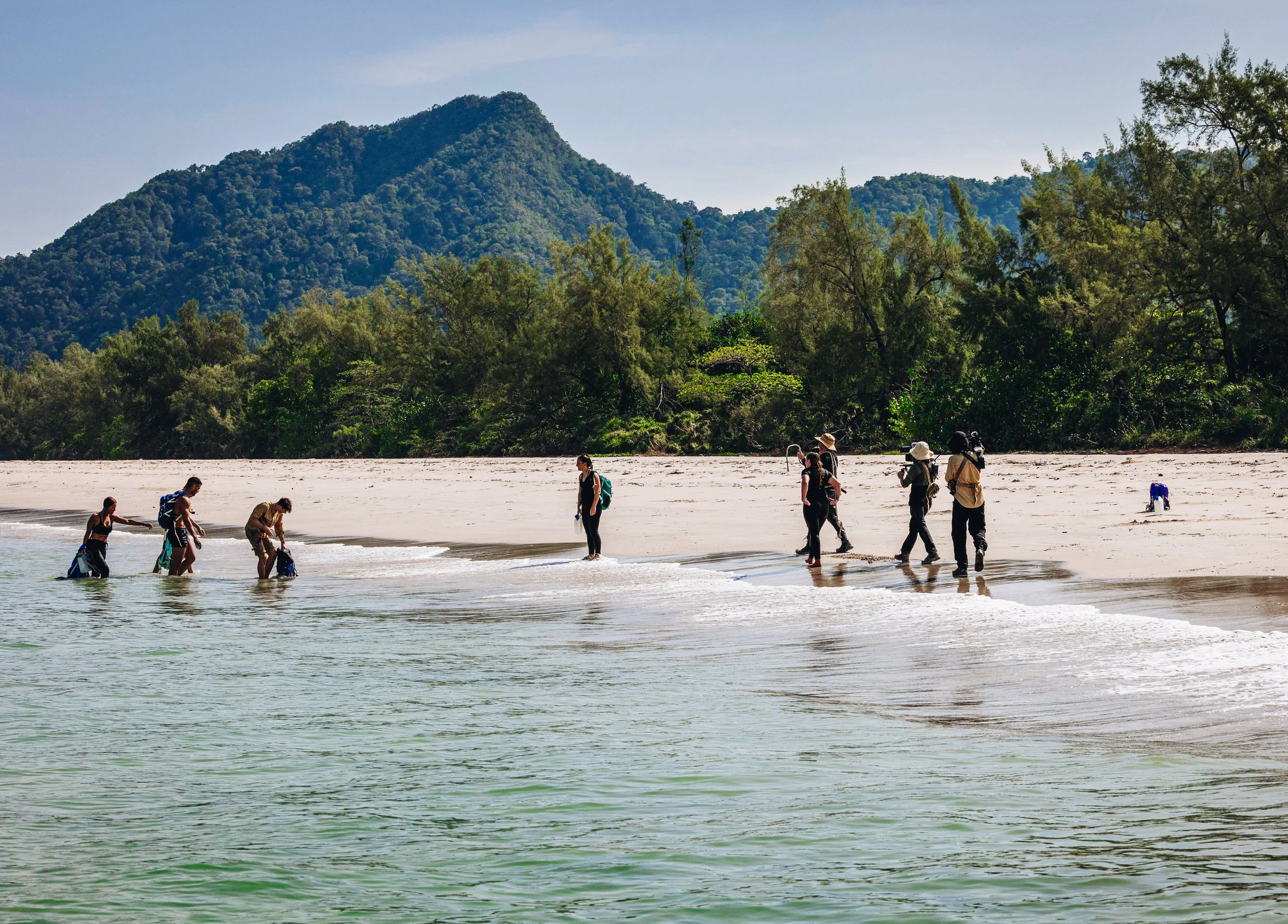 Équipe technique de tournage The Island M6 avec caméras sur la plage, gestion logistique dropbox quotidienne